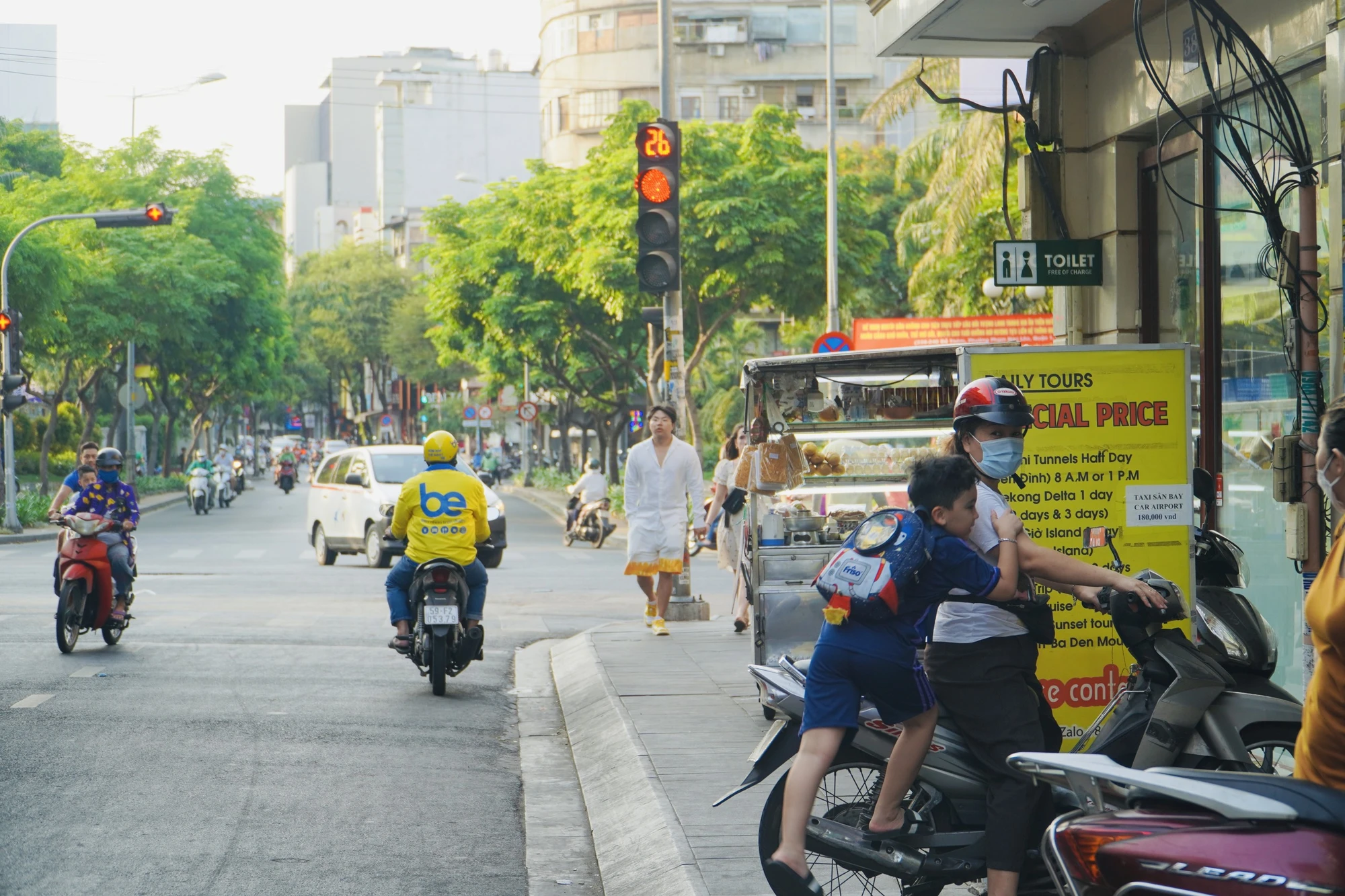 Bà Nguyễn Thị Quỳnh Triều, Chủ tịch UBND phường Bến Thành, cho biết thời gian đầu một số chủ cơ sở cũng lo sợ kẻ xấu lợi dụng việc đi nhờ vệ sinh để hút chích hoặc trộm đồ. Nhưng qua làm việc với cán bộ phường họ cũng đồng tình hỗ trợ. Trong thời gian tới, phường cũng sẽ tiếp tục vận động thêm các cửa hàng khác tham gia, đồng thời đưa địa chỉ cửa hàng có nhà vệ sinh miễn phí lên Google map để chỉ dẫn người dân tìm kiếm thuận tiện hơn. Ảnh: HUỲNH THƠ Bà Nguyễn Thị Quỳnh Triều, Chủ tịch UBND phường Bến Thành, cho biết thời gian đầu một số chủ cơ sở cũng lo sợ kẻ xấu lợi dụng việc đi nhờ vệ sinh để hút chích hoặc trộm đồ. Nhưng qua làm việc với cán bộ phường họ cũng đồng tình hỗ trợ. Trong thời gian tới, phường cũng sẽ tiếp tục vận động thêm các cửa hàng khác tham gia, đồng thời đưa địa chỉ cửa hàng có nhà vệ sinh miễn phí lên Google map để chỉ dẫn người dân tìm kiếm thuận tiện hơn. Ảnh: HUỲNH THƠ