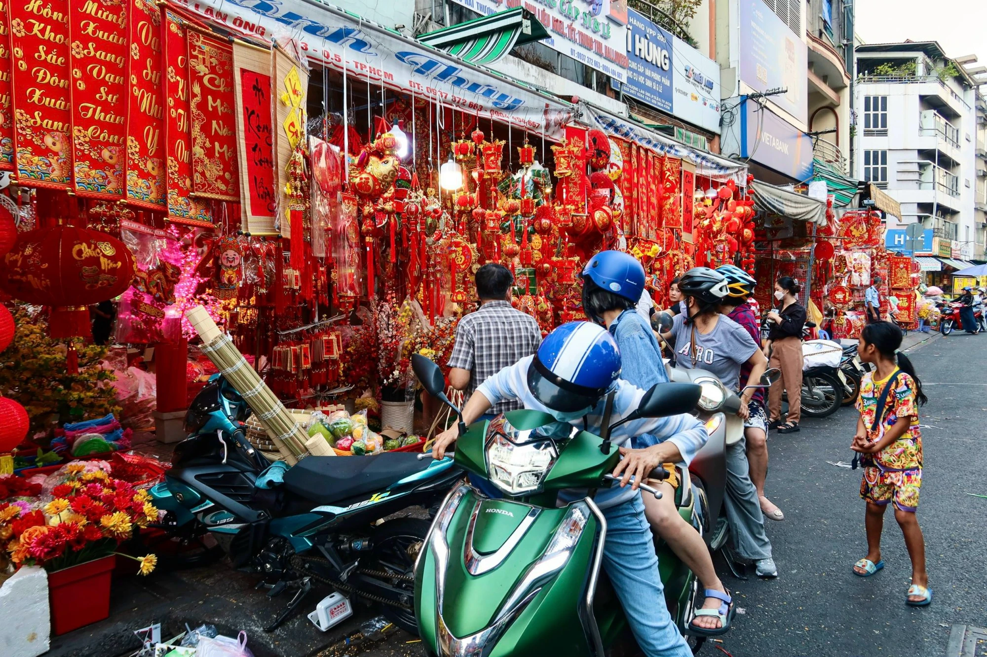 Đường bán đồ trang trí tết