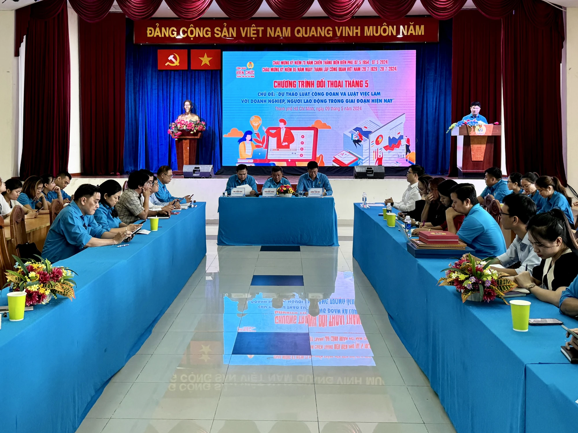 Trao tặng 2.000 chiếc áo dài