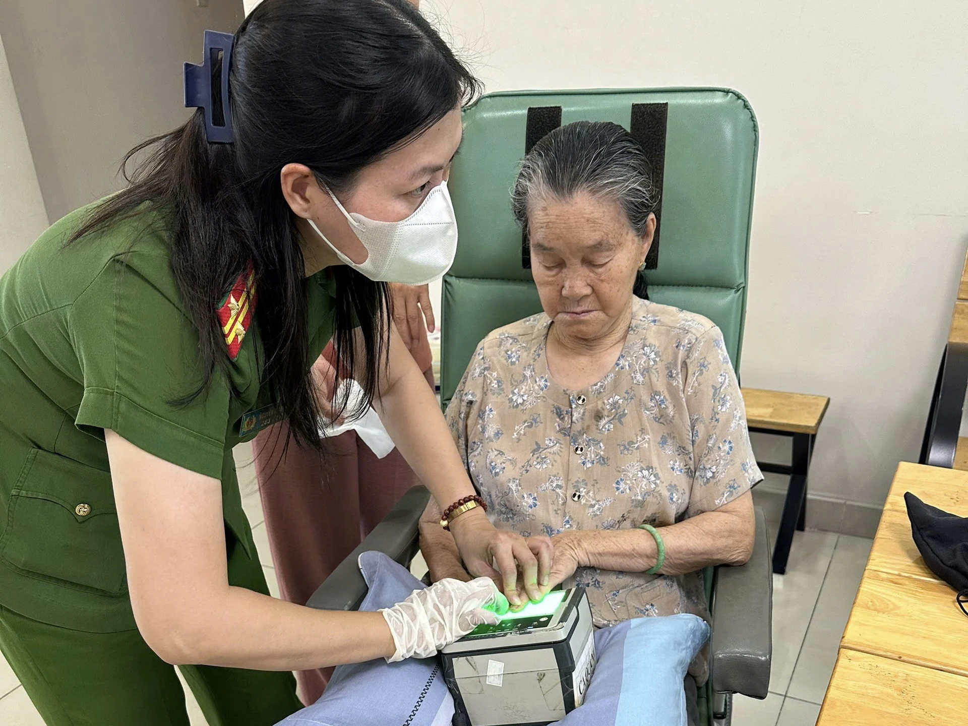 Công an phường Thủ Đức làm căn cước tại nhà cho người cao tuổi.jpeg