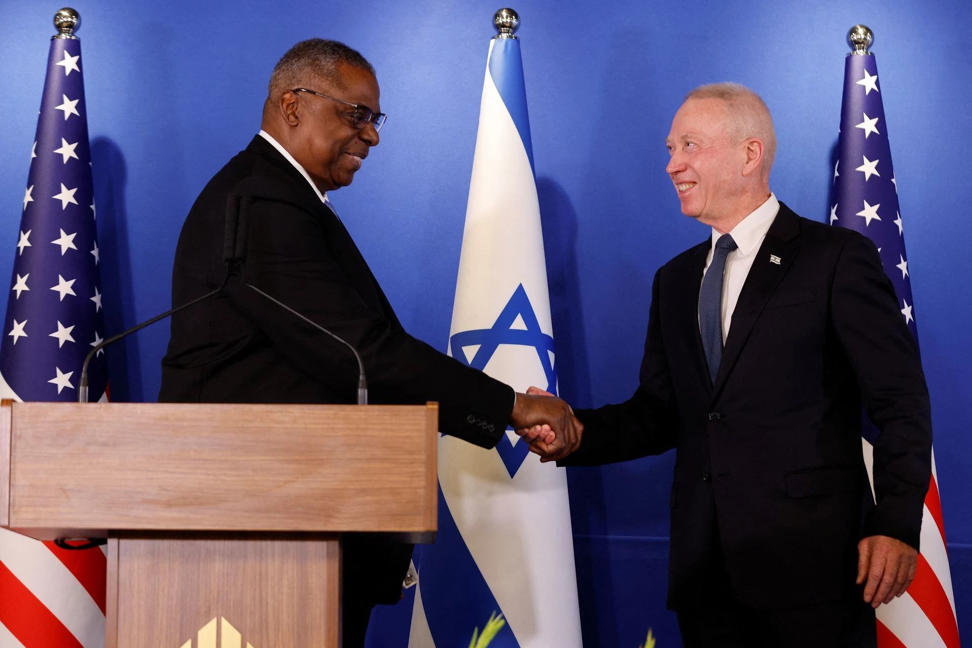 Bộ trưởng Quốc phòng MỹLloyd Austin (trái) và Bộ trưởng Quốc phòng Israel Yoav Gallant tại cuộc họp báo sau cuộc gặp tại Sân bay Quốc tế Ben Gurion (Israel) ngày 9-3. Ảnh: REUTERS Bộ trưởng Quốc phòng MỹLloyd Austin (trái) và Bộ trưởng Quốc phòng Israel Yoav Gallant tại cuộc họp báo sau cuộc gặp tại Sân bay Quốc tế Ben Gurion (Israel) ngày 9-3. Ảnh: REUTERS
