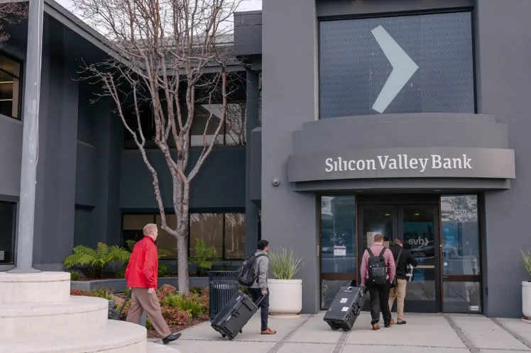 Quang cảnh trụ sở chính của Ngân hàng Silicon Valley ở hạt Santa Clara, bang California (Mỹ) ngày 17-3, gần một tuần sau khi sụp đổ. Ảnh: THE NEW YORK TIMES Quang cảnh trụ sở chính của Ngân hàng Silicon Valley ở hạt Santa Clara, bang California (Mỹ) ngày 17-3, gần một tuần sau khi sụp đổ. Ảnh: THE NEW YORK TIMES