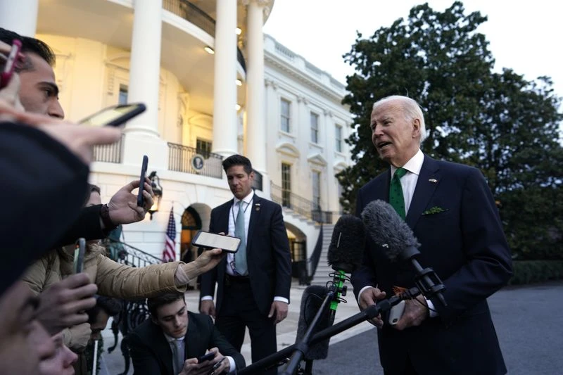 Tổng thống Mỹ Joe Biden trấn an rằng tình trạng hỗn loạn đang khuấy động hệ thống ngân hàng Mỹ đã giảm bớt, trong cuộc phỏng vấn trước sân Nhà Trắng ngày 17-3. Ảnh: BLOOMBERG Tổng thống Mỹ Joe Biden trấn an rằng tình trạng hỗn loạn đang khuấy động hệ thống ngân hàng Mỹ đã giảm bớt, trong cuộc phỏng vấn trước sân Nhà Trắng ngày 17-3. Ảnh: BLOOMBERG