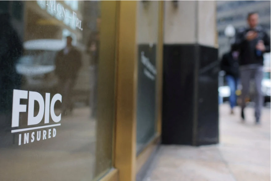 Một tấm biển ghi “FDIC Insured” (Công ty Bảo hiểm Tiền gửi Liên bang Mỹ đảm bảo mọi khoản tiền gửi của khách hàng) trên cửa một chi nhánh của NH First Republic Bank ở Boston, bang Massachusetts (Mỹ) ngày 13-3. Ảnh: REUTERS Một tấm biển ghi “FDIC Insured” (Công ty Bảo hiểm Tiền gửi Liên bang Mỹ đảm bảo mọi khoản tiền gửi của khách hàng) trên cửa một chi nhánh của NH First Republic Bank ở Boston, bang Massachusetts (Mỹ) ngày 13-3. Ảnh: REUTERS