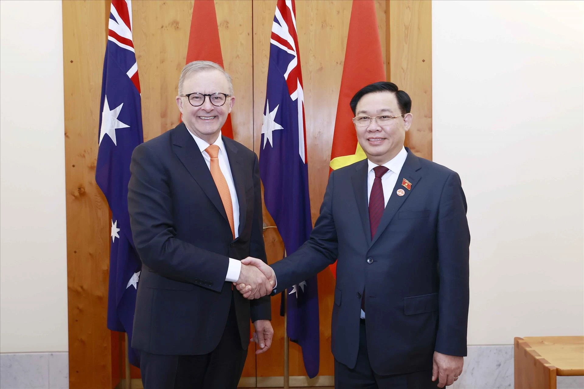 Chủ tịch Quốc hội Vương Đình Huệ (phải) hội kiến Thủ tướng Úc Anthony Albanese trong chuyến thăm Úc vào tháng 11-2022. Ảnh: TTXVN