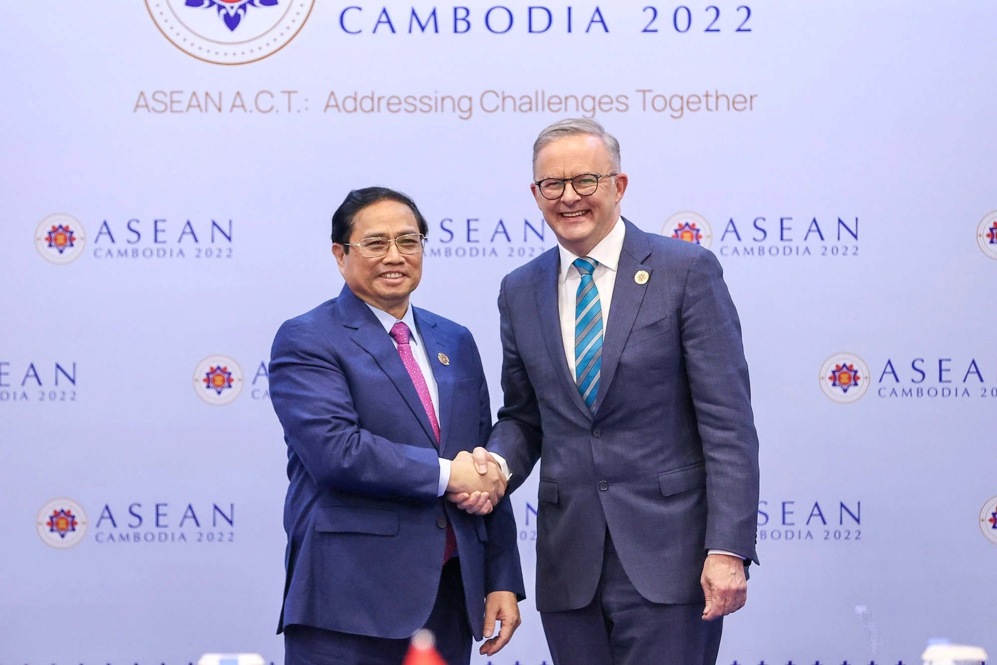 Thủ tướng Chính phủ Phạm Minh Chính (trái) gặp Thủ tướng Úc Anthony Albanese tại Campuchia hồi tháng 11-2022. Ảnh: Nhật Bắc/VGP