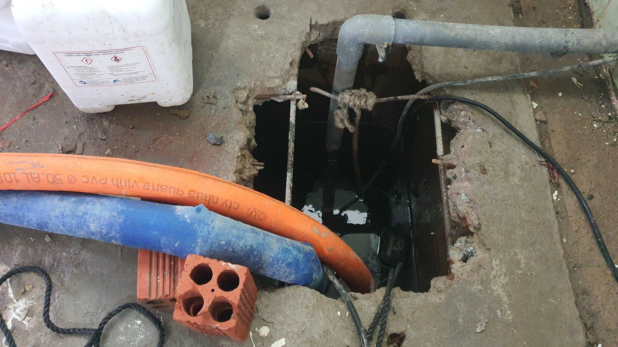 Các máy bơm hoạt động liên tục nhưng mực nước trong hố thu không giảm. Các máy bơm hoạt động liên tục nhưng mực nước trong hố thu không giảm.