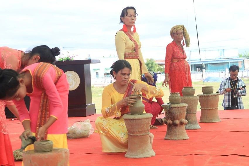 Gốm Chăm được làm thủ công.