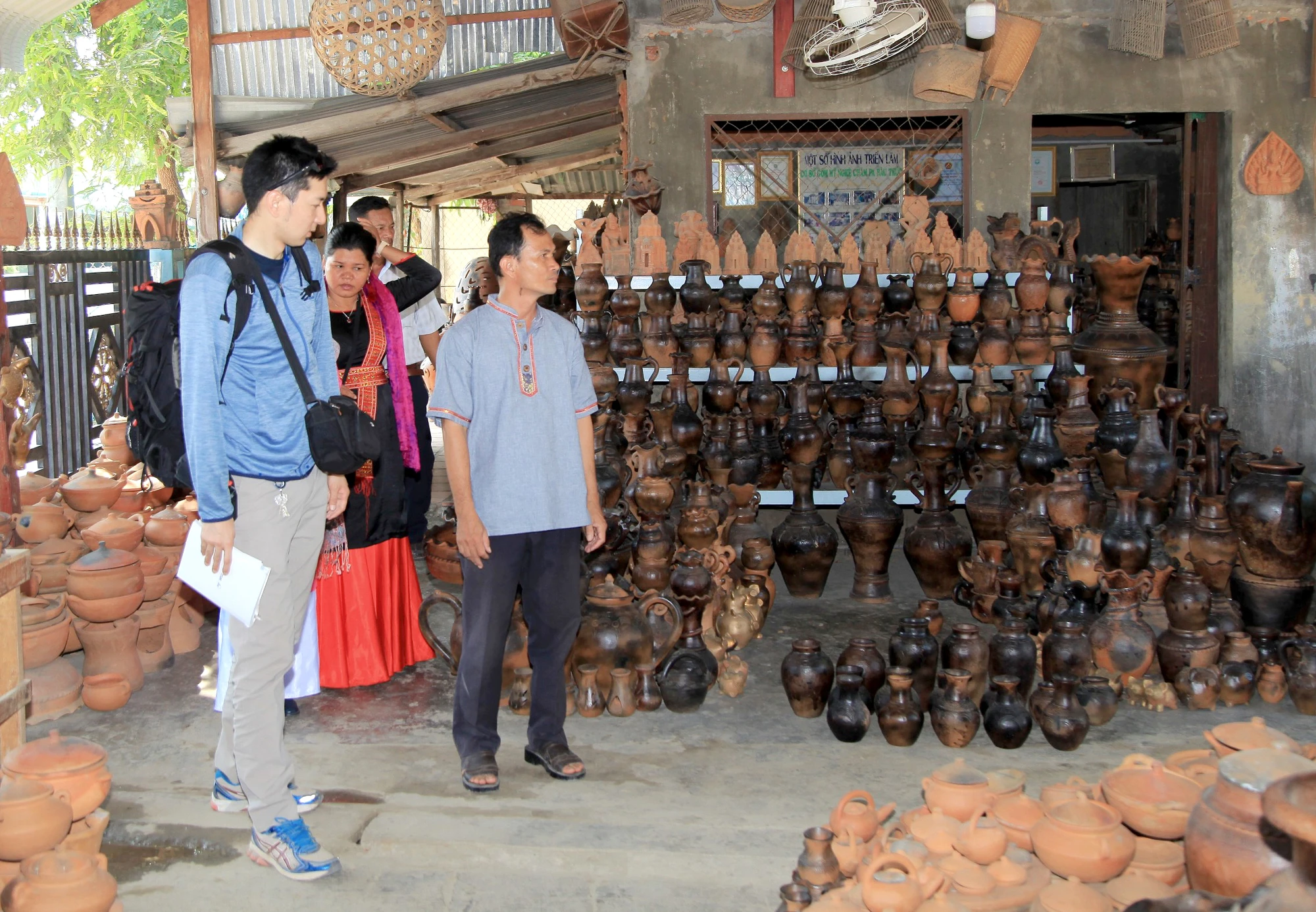Gốm Bàu Trúc nổi tiếng với du khách trong và ngoài nước.