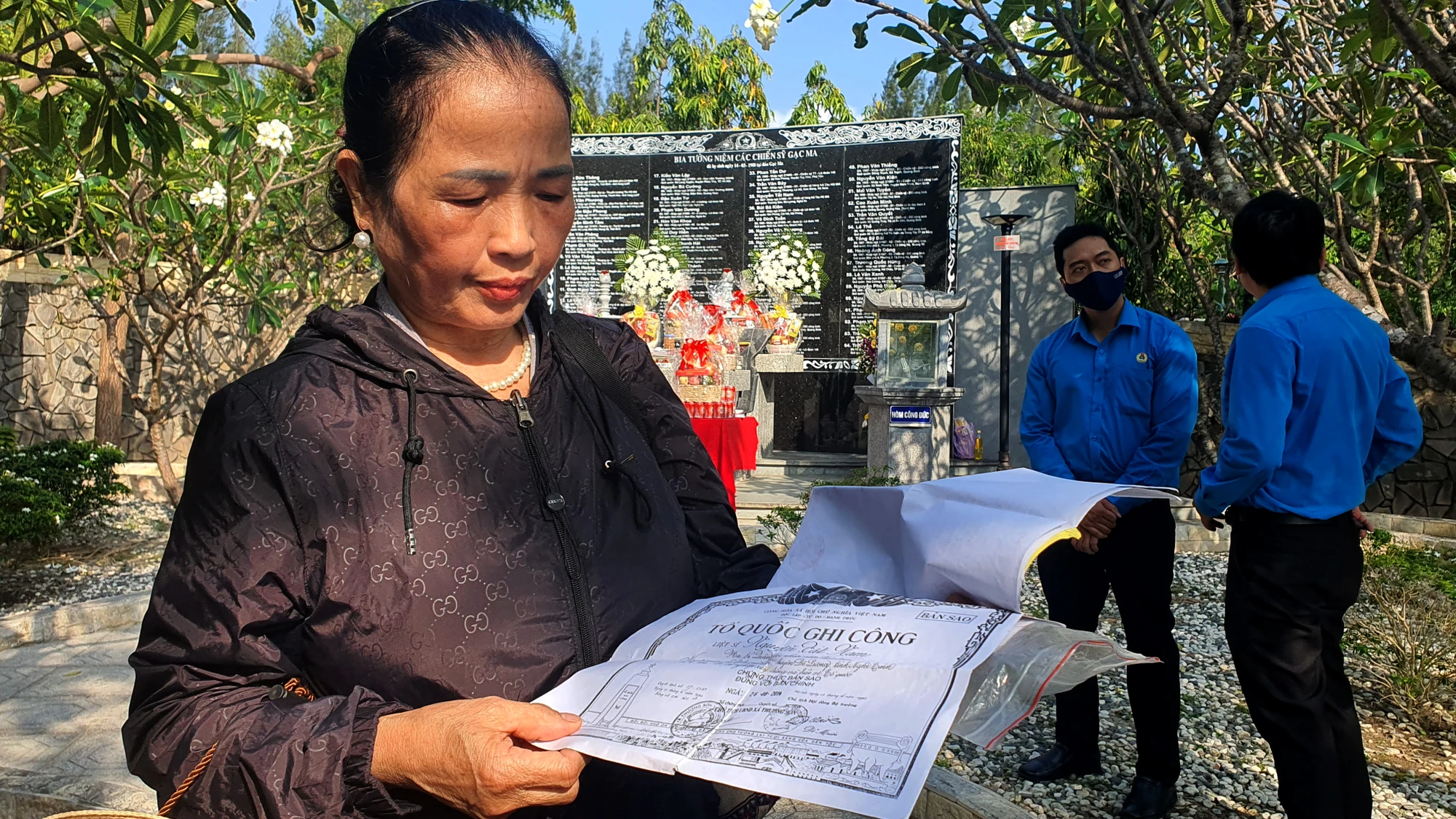 Năm nay, bà Nguyễn Thị Hường, chị của liệt sĩ Nguyễn Tất Nam tiếp tục vượt hơn 1.200 km từ quê nhà xã Thượng Sơn, huyện Đô Lương, Nghệ An vào Khánh Hòa để tham gia chuẩn bị lễ giỗ. Bà Hường khóc nghẹn khi sắp xếp lễ vật rồi nhìn tên em trai mình trên bia đá. “Tôi nghĩ em trai tôi cùng đồng đội vẫn đang canh giữ biển trời của Tổ quốc và hôm nay em đã về ngôi nhà chung này. Dù bận việc gì năm nào tôi cũng phải đến để em tôi được ấm lòng”- bà Hường nói trong nước mắt. Năm nay, bà Nguyễn Thị Hường, chị của liệt sĩ Nguyễn Tất Nam tiếp tục vượt hơn 1.200 km từ quê nhà xã Thượng Sơn, huyện Đô Lương, Nghệ An vào Khánh Hòa để tham gia chuẩn bị lễ giỗ. Bà Hường khóc nghẹn khi sắp xếp lễ vật rồi nhìn tên em trai mình trên bia đá. “Tôi nghĩ em trai tôi cùng đồng đội vẫn đang canh giữ biển trời của Tổ quốc và hôm nay em đã về ngôi nhà chung này. Dù bận việc gì năm nào tôi cũng phải đến để em tôi được ấm lòng”- bà Hường nói trong nước mắt.