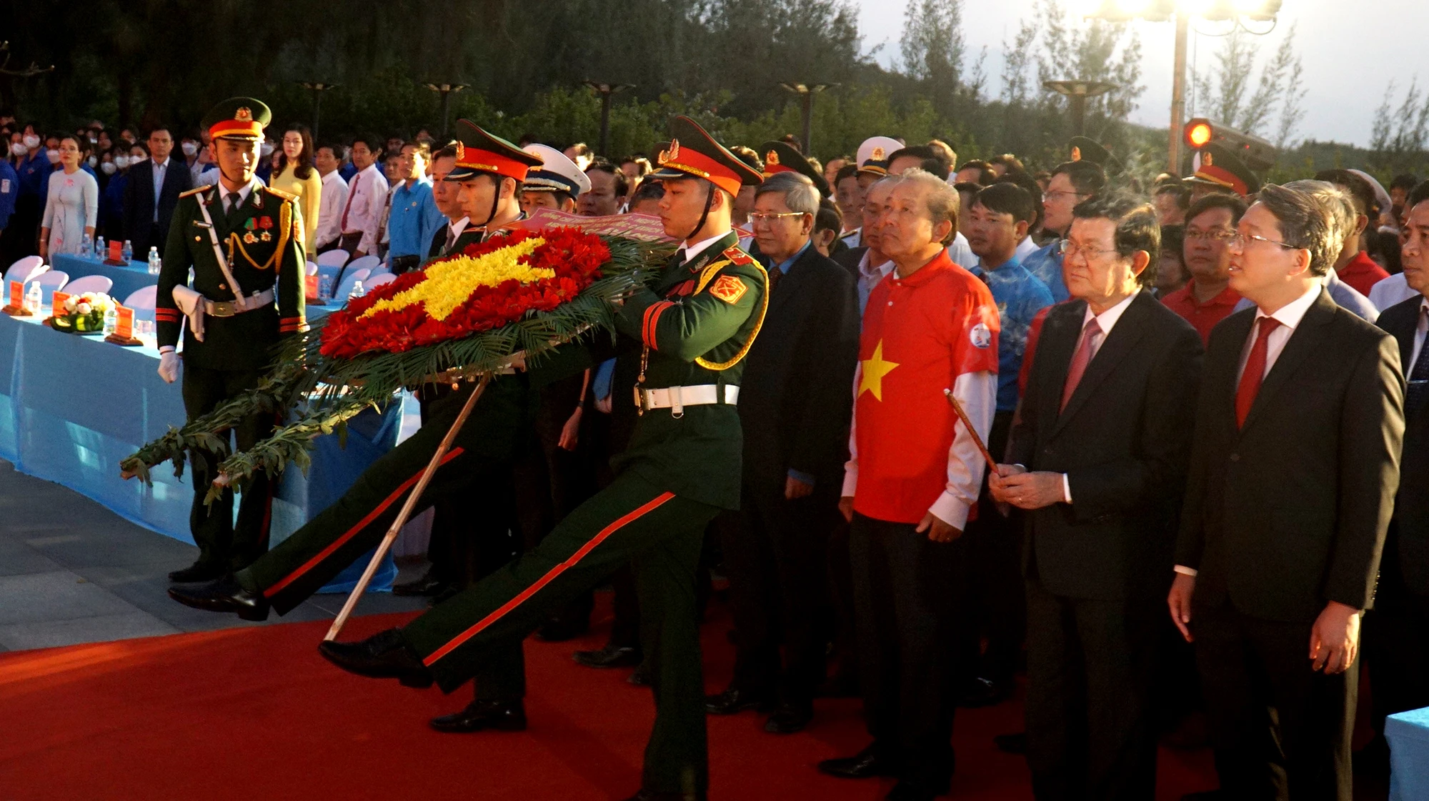 Nguyên Chủ tịch nước Trương Tấn Sang, nguyên Phó Thủ tướng thường trực Chính phủ Trương Hòa Bình cùng các đại biểu dâng hoa, dâng hương tưởng niệm các liệt sĩ ở tượng đài “Những người nằm lại phía chân trời” mang biểu tượng “Vòng tròn bất tử” được tạo thành từ hình ảnh 64 chiến sĩ nắm tay nhau quyết tâm bảo vệ lá cờ Tổ quốc, khẳng định chủ quyền Việt Nam tại đảo Gạc Ma trong trận chiến với hải quân Trung Quốc ngày 14-3-1988. Nguyên Chủ tịch nước Trương Tấn Sang, nguyên Phó Thủ tướng thường trực Chính phủ Trương Hòa Bình cùng các đại biểu dâng hoa, dâng hương tưởng niệm các liệt sĩ ở tượng đài “Những người nằm lại phía chân trời” mang biểu tượng “Vòng tròn bất tử” được tạo thành từ hình ảnh 64 chiến sĩ nắm tay nhau quyết tâm bảo vệ lá cờ Tổ quốc, khẳng định chủ quyền Việt Nam tại đảo Gạc Ma trong trận chiến với hải quân Trung Quốc ngày 14-3-1988.