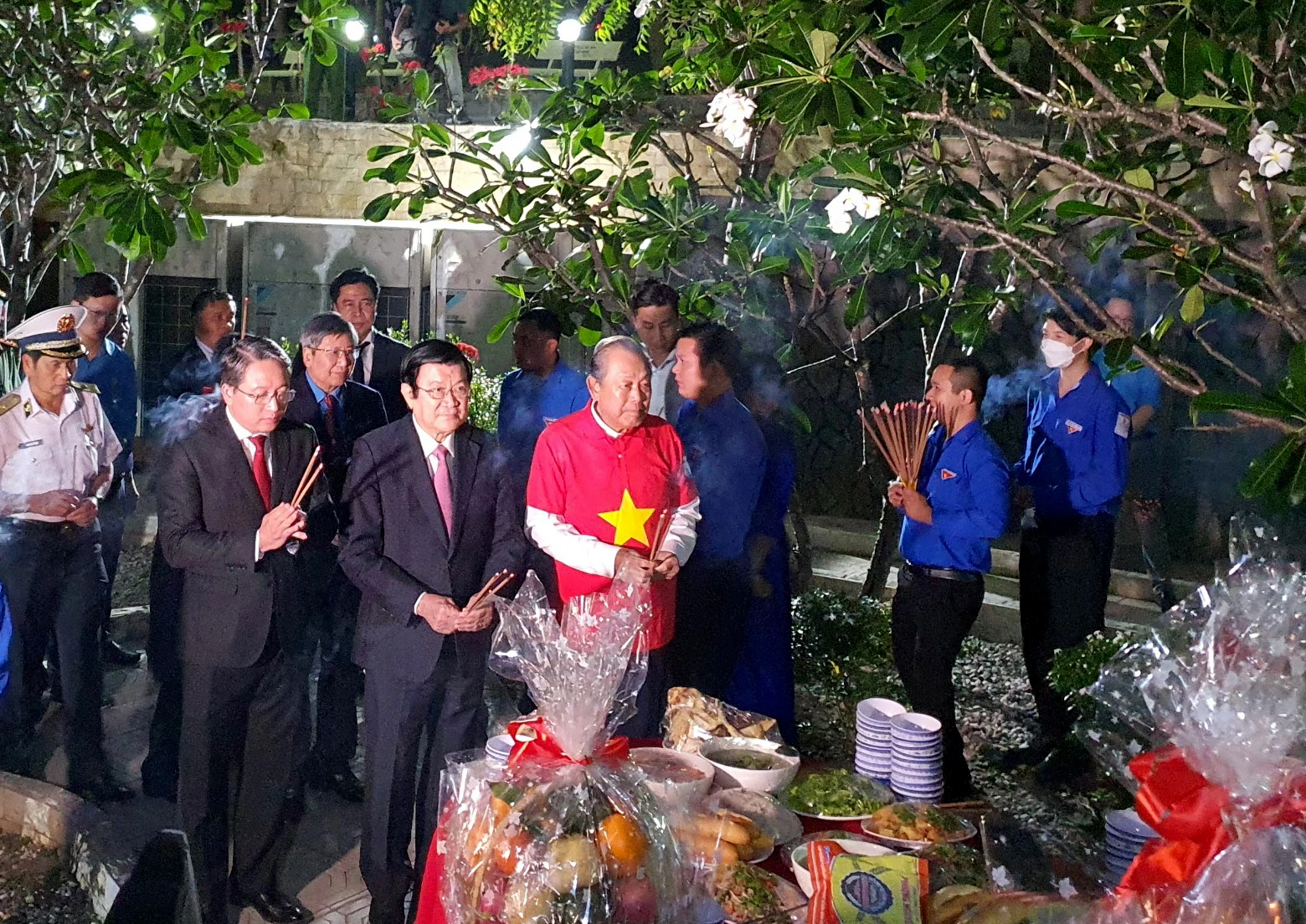 Nguyên Chủ tịch nước Trương Tấn Sang, nguyên Phó Thủ tướng thường trực Chính phủ Trương Hòa Bình cùng các đại biểu dâng hương tại khu mộ gió. Theo Ban quản lý khu tưởng niệm chiến sĩ Gạc Ma, trong những ngày này, hàng ngàn người từ khắp cả nước đến dâng hương, dâng hoa tưởng niệm 64 liệt sĩ Gạc Ma. Nguyên Chủ tịch nước Trương Tấn Sang, nguyên Phó Thủ tướng thường trực Chính phủ Trương Hòa Bình cùng các đại biểu dâng hương tại khu mộ gió. Theo Ban quản lý khu tưởng niệm chiến sĩ Gạc Ma, trong những ngày này, hàng ngàn người từ khắp cả nước đến dâng hương, dâng hoa tưởng niệm 64 liệt sĩ Gạc Ma.