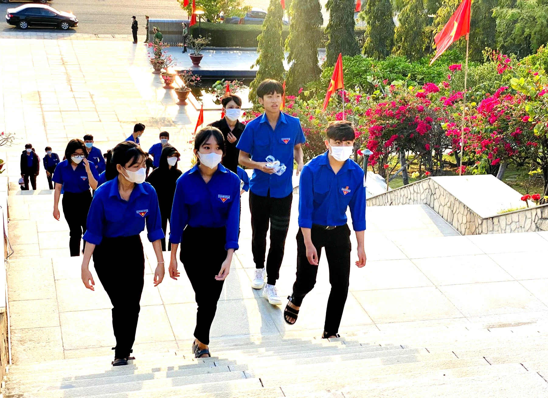 Anh Trần Nhất Luân, Bí thư Huyện đoàn Cam Lâm, chia sẻ: “Các chiến sĩ hải quân hy sinh ở đảo Gạc Ma đã trở thành biểu tượng của lòng yêu nước, tinh thần bất khuất. Sự hy sinh anh dũng của các anh có ý nghĩa hết sức lớn lao cho các thế hệ sau. Mỗi khi đến khu tưởng niệm, các bạn trẻ sẽ ý thức hơn về trách nhiệm, cống hiến cho quê hương, Tổ quốc”. Anh Trần Nhất Luân, Bí thư Huyện đoàn Cam Lâm, chia sẻ: “Các chiến sĩ hải quân hy sinh ở đảo Gạc Ma đã trở thành biểu tượng của lòng yêu nước, tinh thần bất khuất. Sự hy sinh anh dũng của các anh có ý nghĩa hết sức lớn lao cho các thế hệ sau. Mỗi khi đến khu tưởng niệm, các bạn trẻ sẽ ý thức hơn về trách nhiệm, cống hiến cho quê hương, Tổ quốc”.