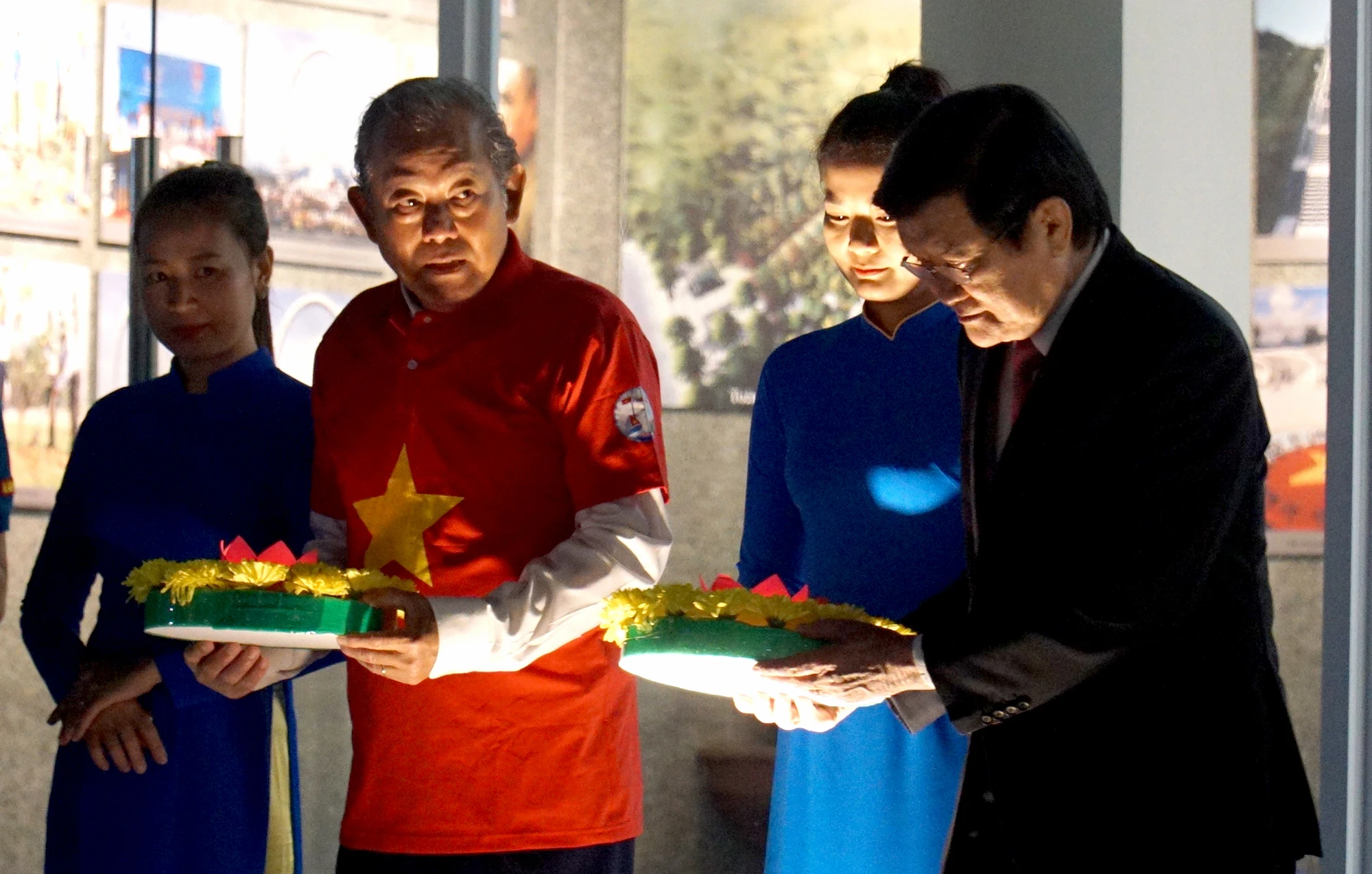 Nguyên Chủ tịch nước Trương Tấn Sang, nguyên Phó Thủ tướng thường trực Trương Hòa Bình thả hoa đăng tưởng niệm các chiến sĩ. Nguyên Chủ tịch nước Trương Tấn Sang, nguyên Phó Thủ tướng thường trực Trương Hòa Bình thả hoa đăng tưởng niệm các chiến sĩ.