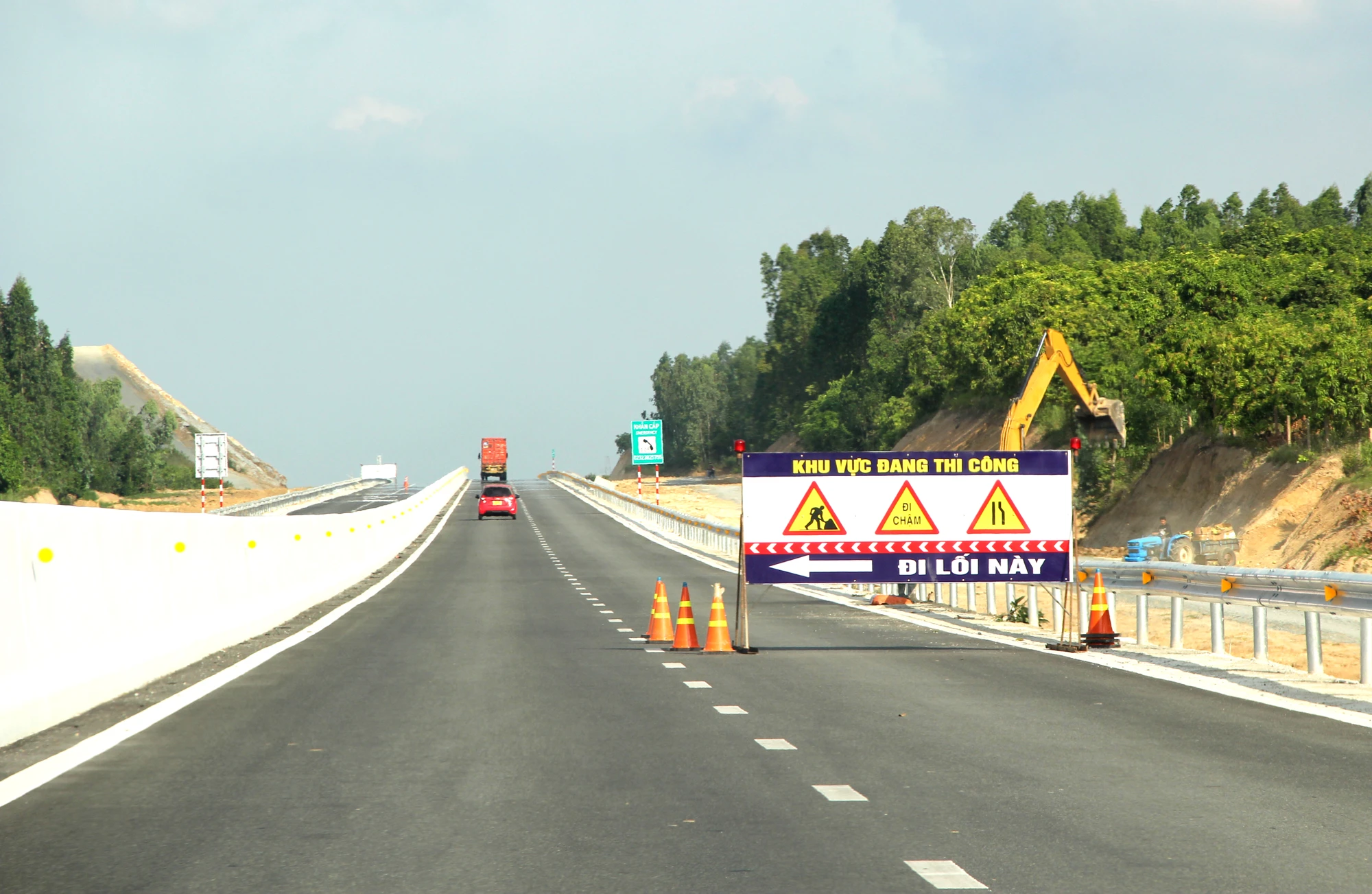 Giám đốc công ty này cho biết đang đẩy nhanh tiến độ hoàn thành các hạng mục trên cao tốc Nha Trang - Cam Lâm như đổ bê tông mái hai bên cao tốc, rào hàng rào bảo vệ và hoàn thành các đường gom, nút giao Suối Dầu. “Chúng tôi đã có biển báo cách 3 m khi chắn một làn để thi công. Tại mỗi điểm thi công cũng cho người trực để điều tiết giao thông. Chúng tôi cố gắng hoàn thành tất cả công đoạn trong 15 ngày” - ông Huy nói. Giám đốc công ty này cho biết đang đẩy nhanh tiến độ hoàn thành các hạng mục trên cao tốc Nha Trang - Cam Lâm như đổ bê tông mái hai bên cao tốc, rào hàng rào bảo vệ và hoàn thành các đường gom, nút giao Suối Dầu. “Chúng tôi đã có biển báo cách 3 m khi chắn một làn để thi công. Tại mỗi điểm thi công cũng cho người trực để điều tiết giao thông. Chúng tôi cố gắng hoàn thành tất cả công đoạn trong 15 ngày” - ông Huy nói.