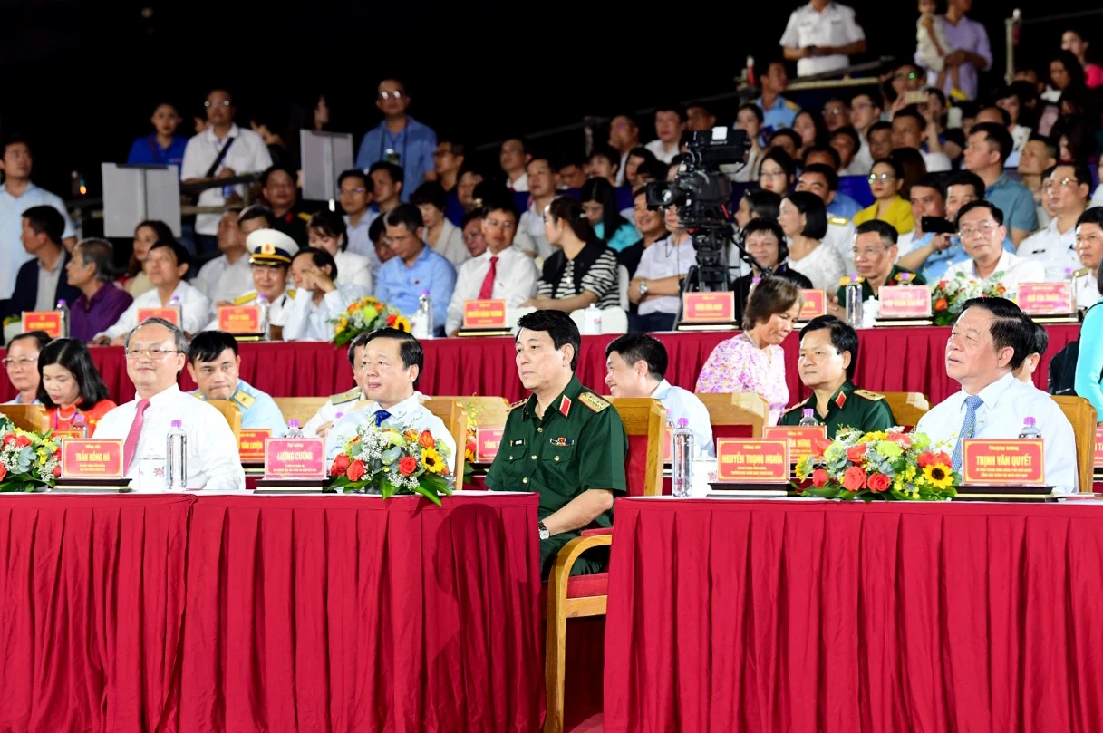 Chương trình có sự tham dự của Đại tướng Lương Cường, Chủ nhiệm Tổng cục Chính trị Quân đội nhân dân Việt Nam; ông Nguyễn Trọng Nghĩa, Trưởng Ban Tuyên giáo Trung ương; Phó Thủ tướng Chính phủ Trần Hồng Hà cùng các lãnh đạo Đảng, Nhà nước; lãnh đạo các bộ, ngành Trung ương và 28 địa phương có biển. Chương trình có sự tham dự của Đại tướng Lương Cường, Chủ nhiệm Tổng cục Chính trị Quân đội nhân dân Việt Nam; ông Nguyễn Trọng Nghĩa, Trưởng Ban Tuyên giáo Trung ương; Phó Thủ tướng Chính phủ Trần Hồng Hà cùng các lãnh đạo Đảng, Nhà nước; lãnh đạo các bộ, ngành Trung ương và 28 địa phương có biển.