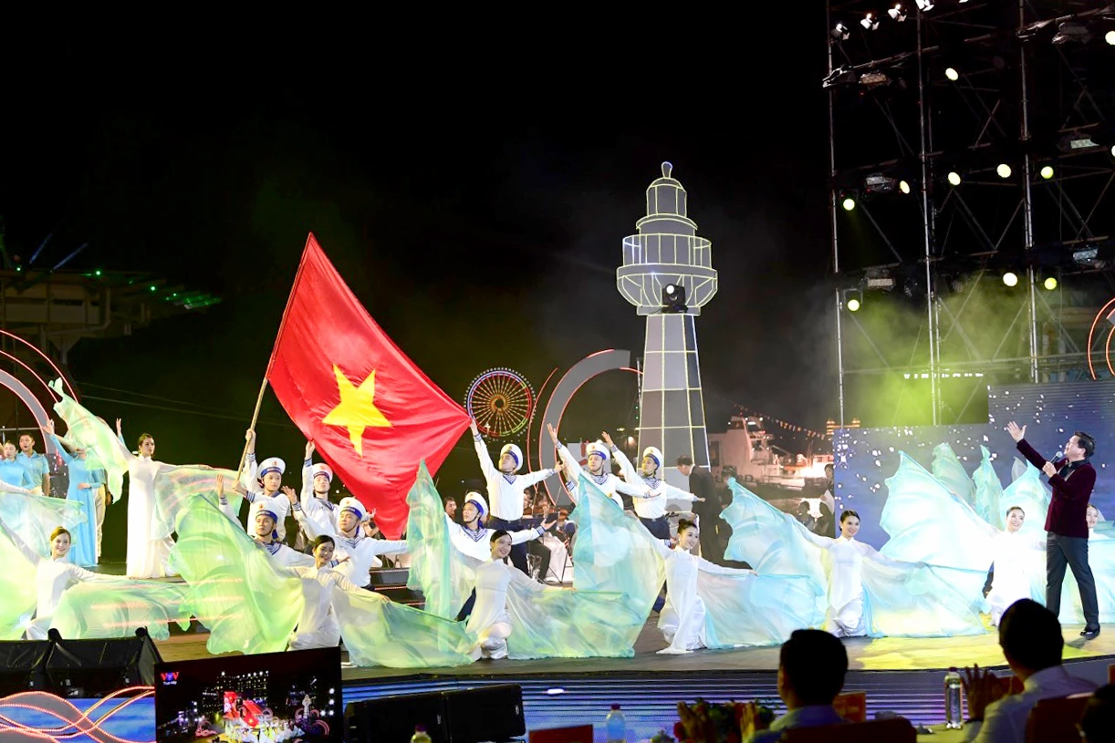 Chương trình nghệ thuật gồm các chủ đề “Tâm thức biển”, “Việt Nam hướng tới giàu từ biển” và “Việt Nam hướng tới mạnh từ biển” để chuyển tải thông điệp “Mạnh từ biển, giàu từ biển quê hương”. Chương trình nghệ thuật gồm các chủ đề “Tâm thức biển”, “Việt Nam hướng tới giàu từ biển” và “Việt Nam hướng tới mạnh từ biển” để chuyển tải thông điệp “Mạnh từ biển, giàu từ biển quê hương”.