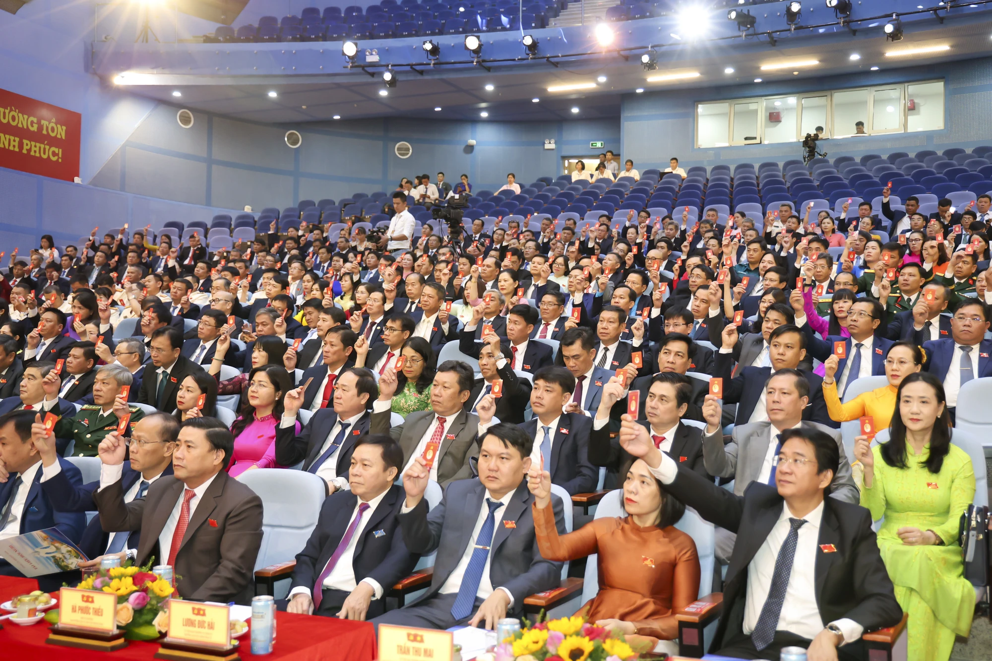 Các đại biểu biểu quyết bầu Đoàn Chủ tịch. Ảnh: K.H
