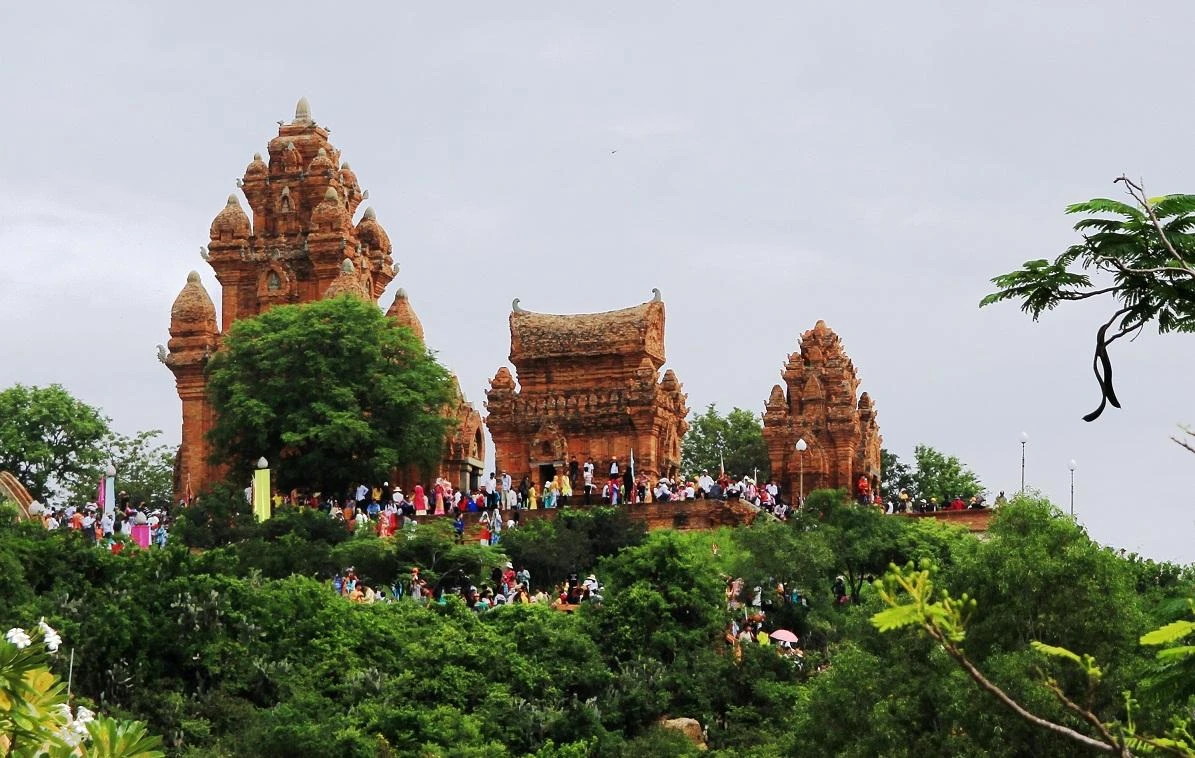 Năm nay, rất đông người dân và khách du lịch tới các đền tháp tham dự lễ hội Katê. Ảnh: NÚI XANH
