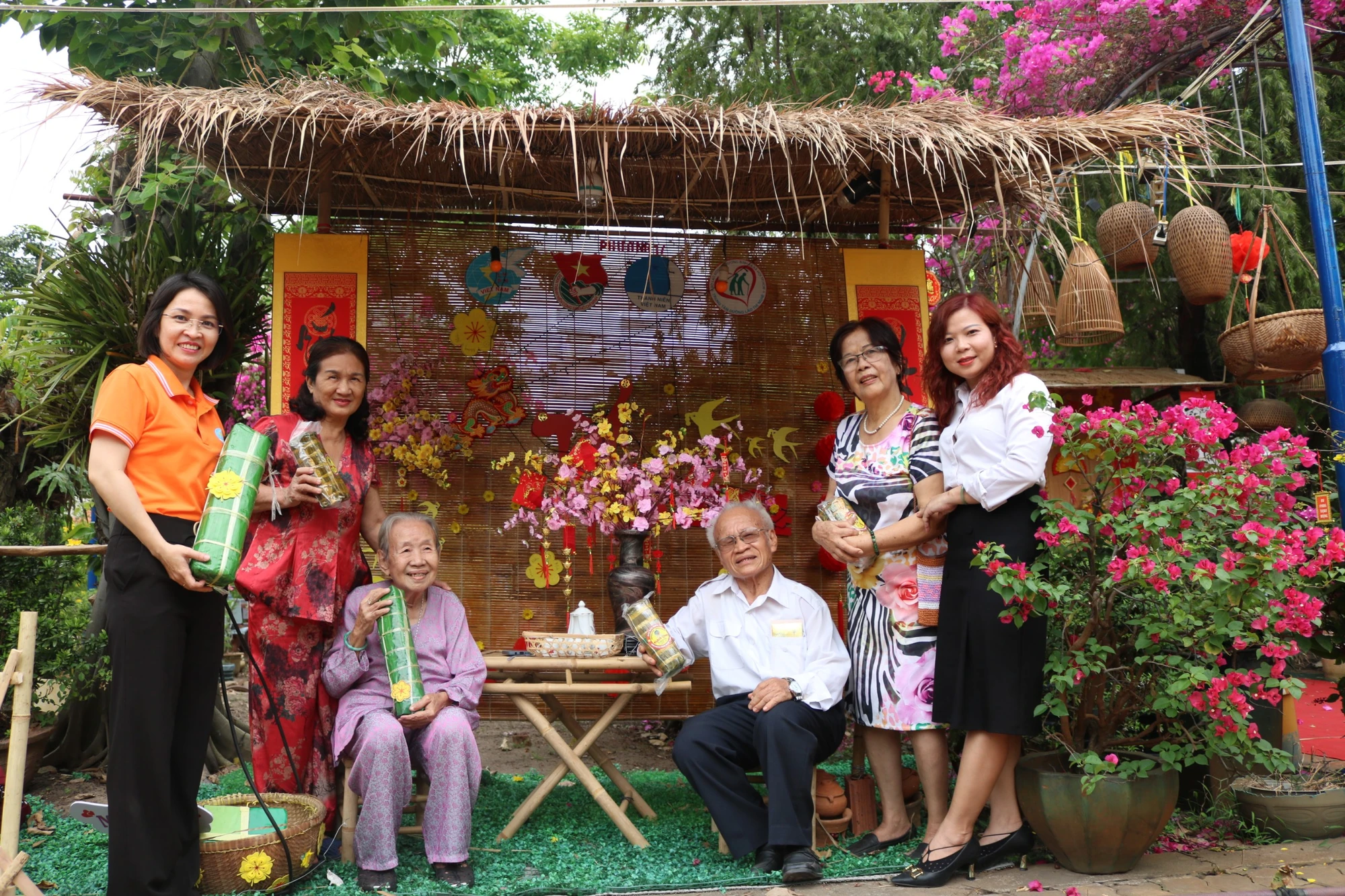 cac-cu-tren-tay-banh-tet.jpg