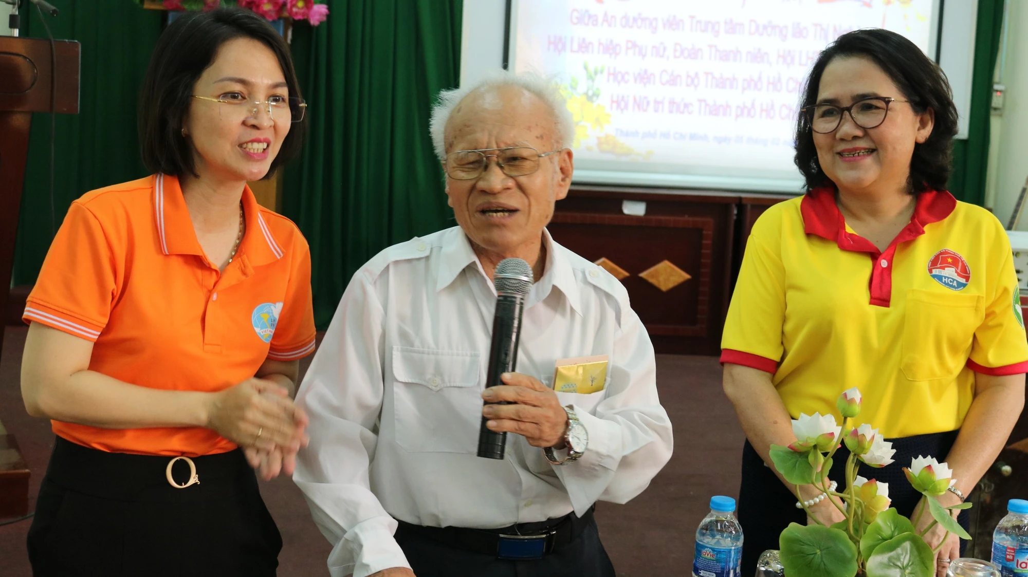 cu-duc-trong-giao-luu-tho-tet-tai-chuong-trinh.jpg