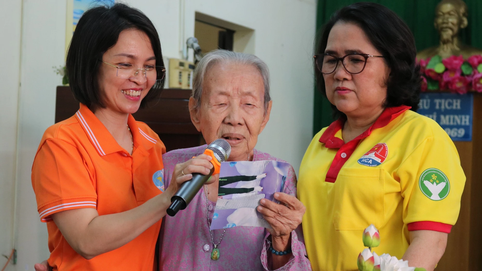 cu-tran-thi-minh-doc-tho-cam-on.jpg