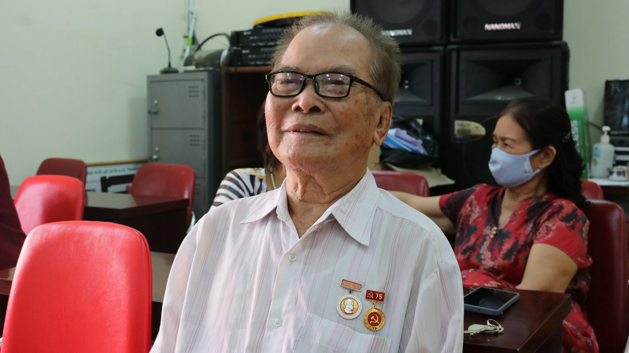 cu-voi-huy-hieu-75-nam-tuoi-dang.jpg