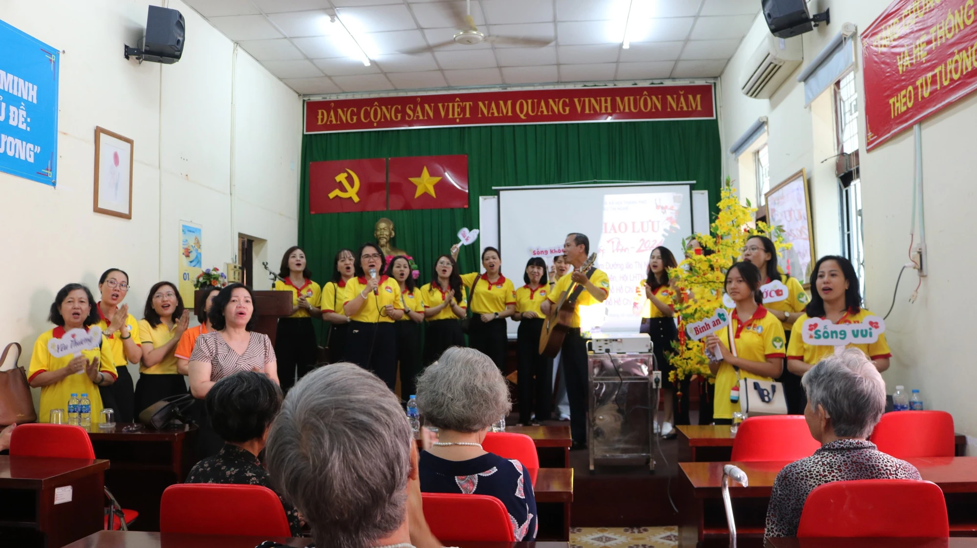mắt cười tết ước