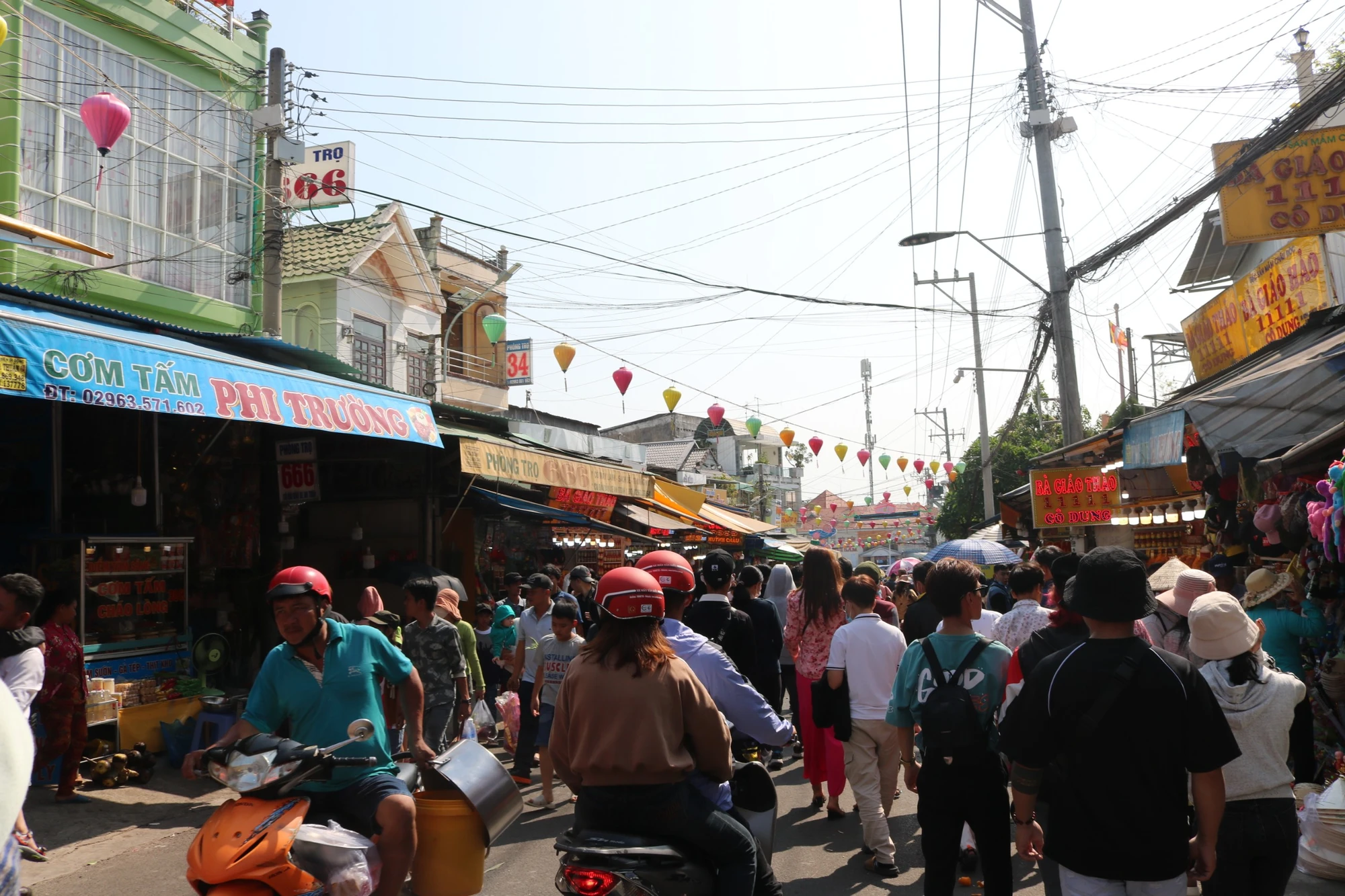 cac-quan-an-hai-ben-duong-trong-tinh-trang-kin-khach.jpg
