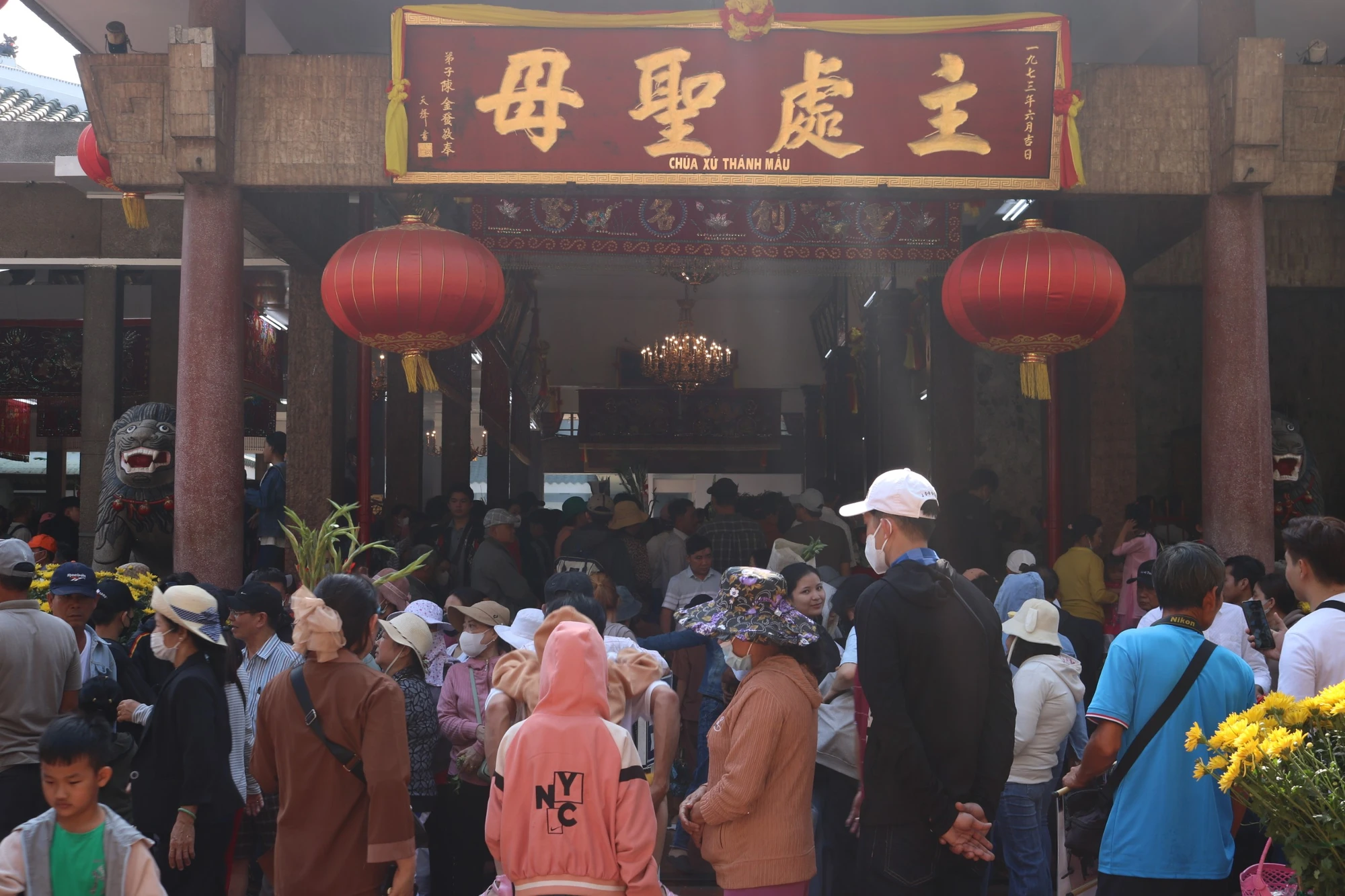 nguoi-dan-chen-chuc-len-sanh-dien-dot-nhang-cau-bai.jpg