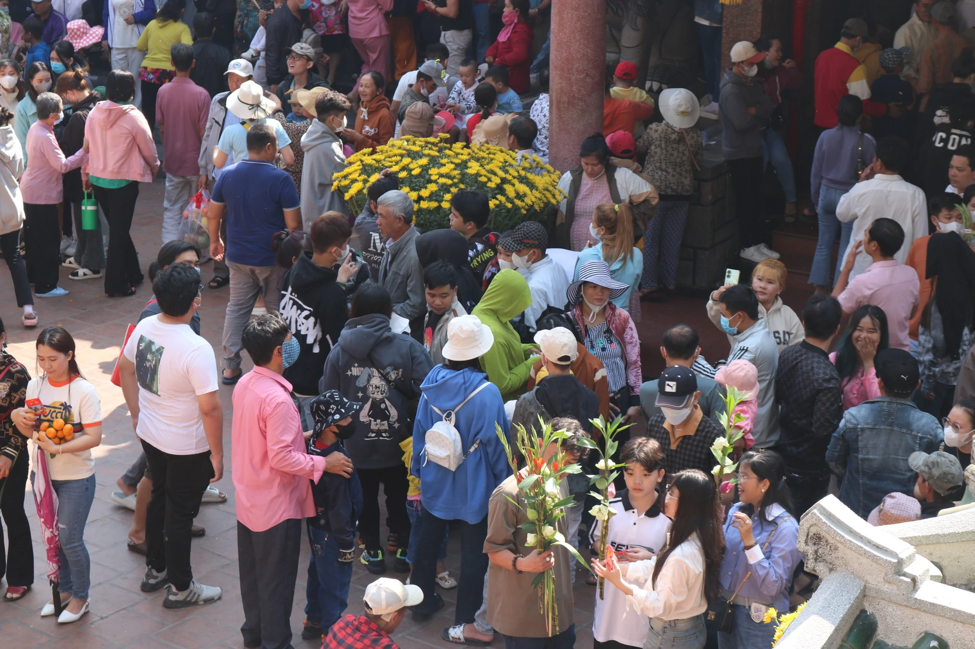 nguoi-dan-tay-cam-hoa-den-vieng-ba.jpg