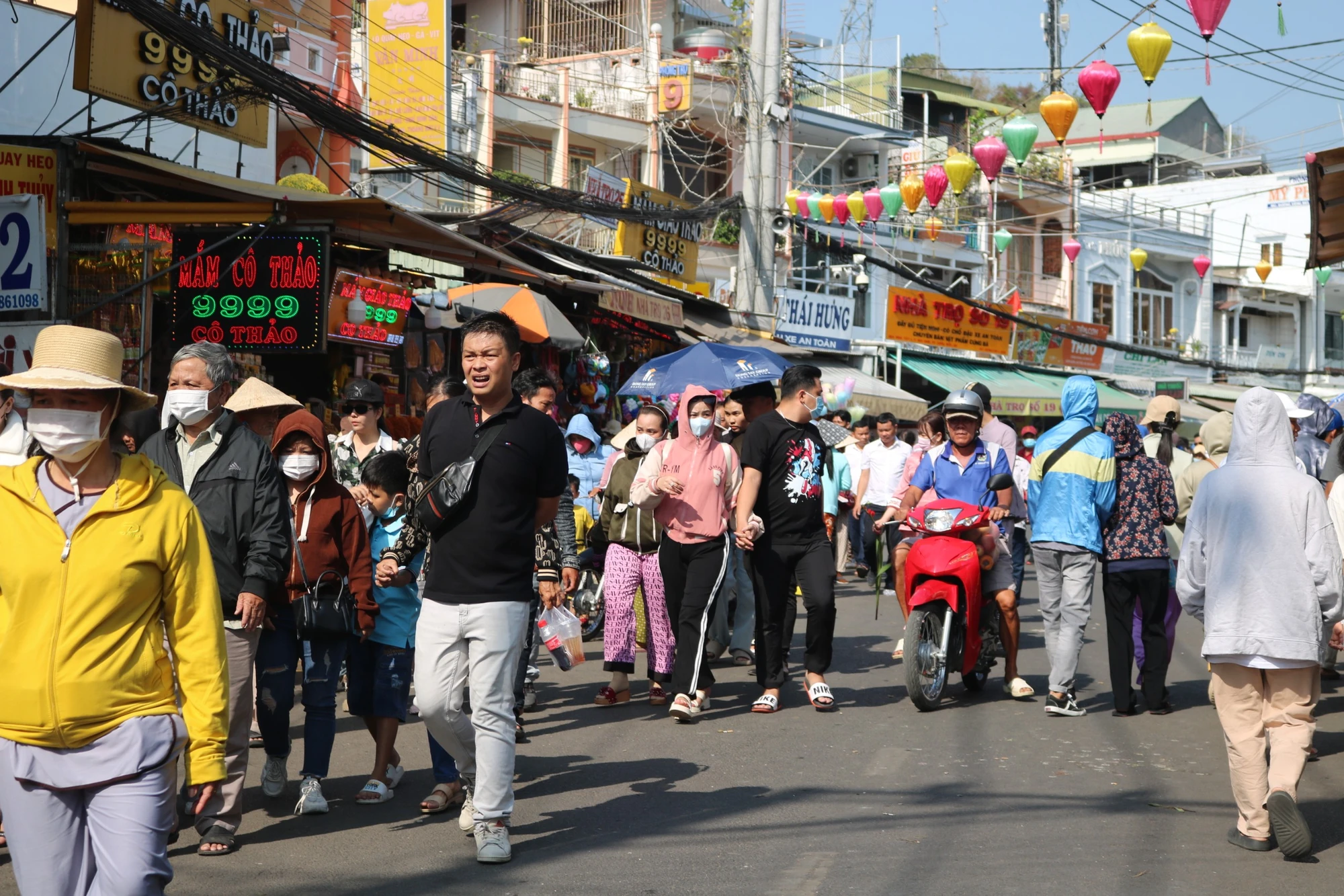 nhieu-nguoi-doi-nang-den-vieng-ba.jpg