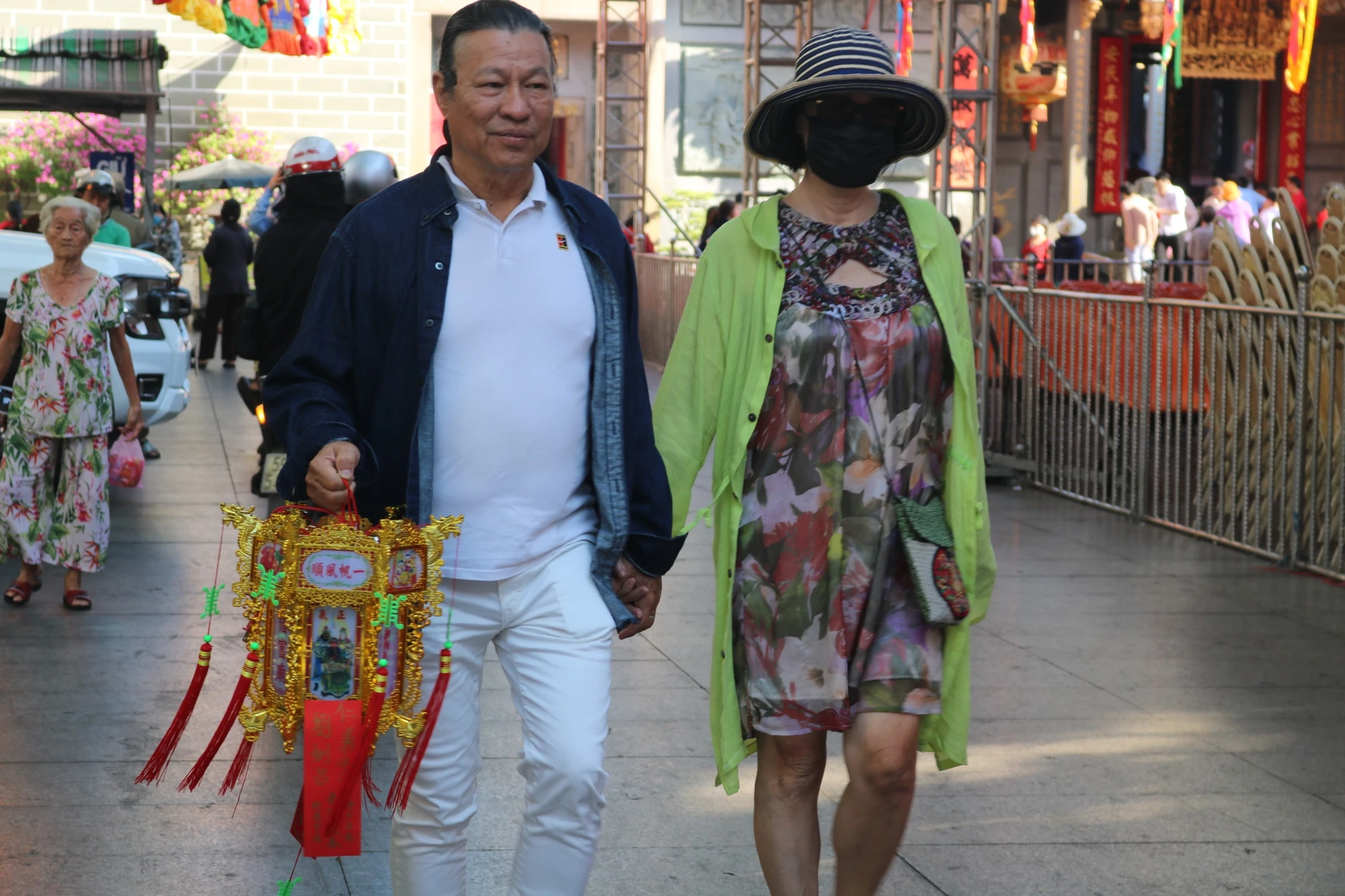 nguoi-dan-cam-long-den-may-man-den-chua.jpg