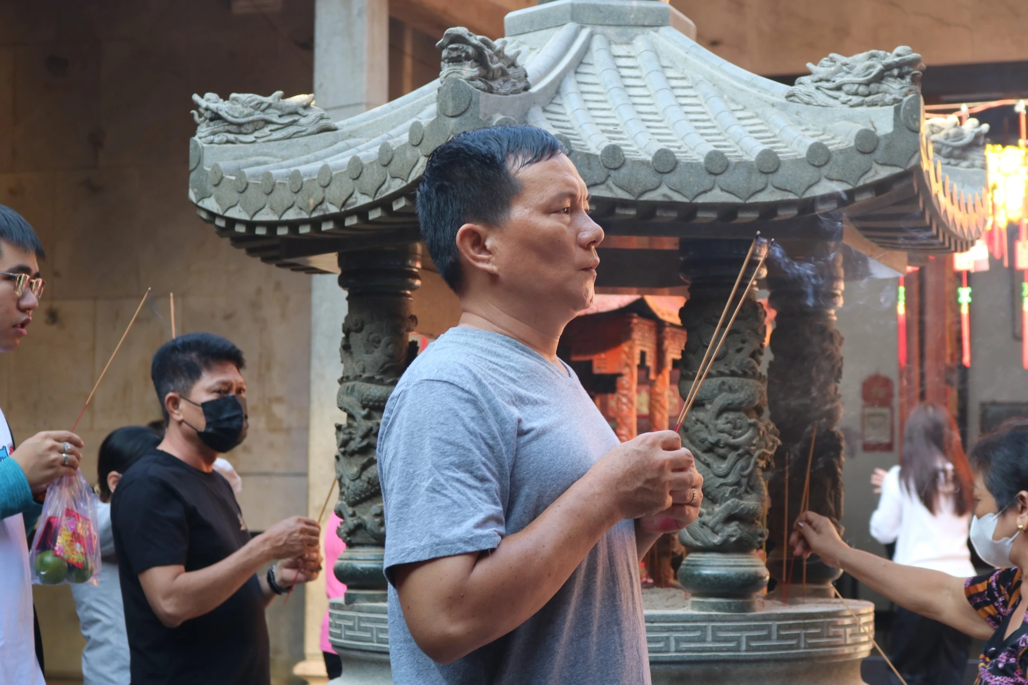 nguoi-dan-dot-nhang-cung-lau.jpg