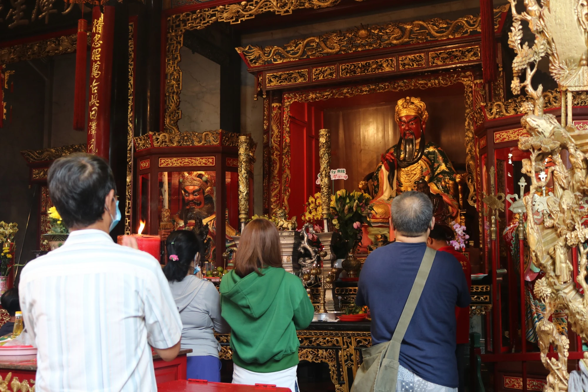 nguoi-dan-vay-lay-truoc-tuong-quan-cong.jpg