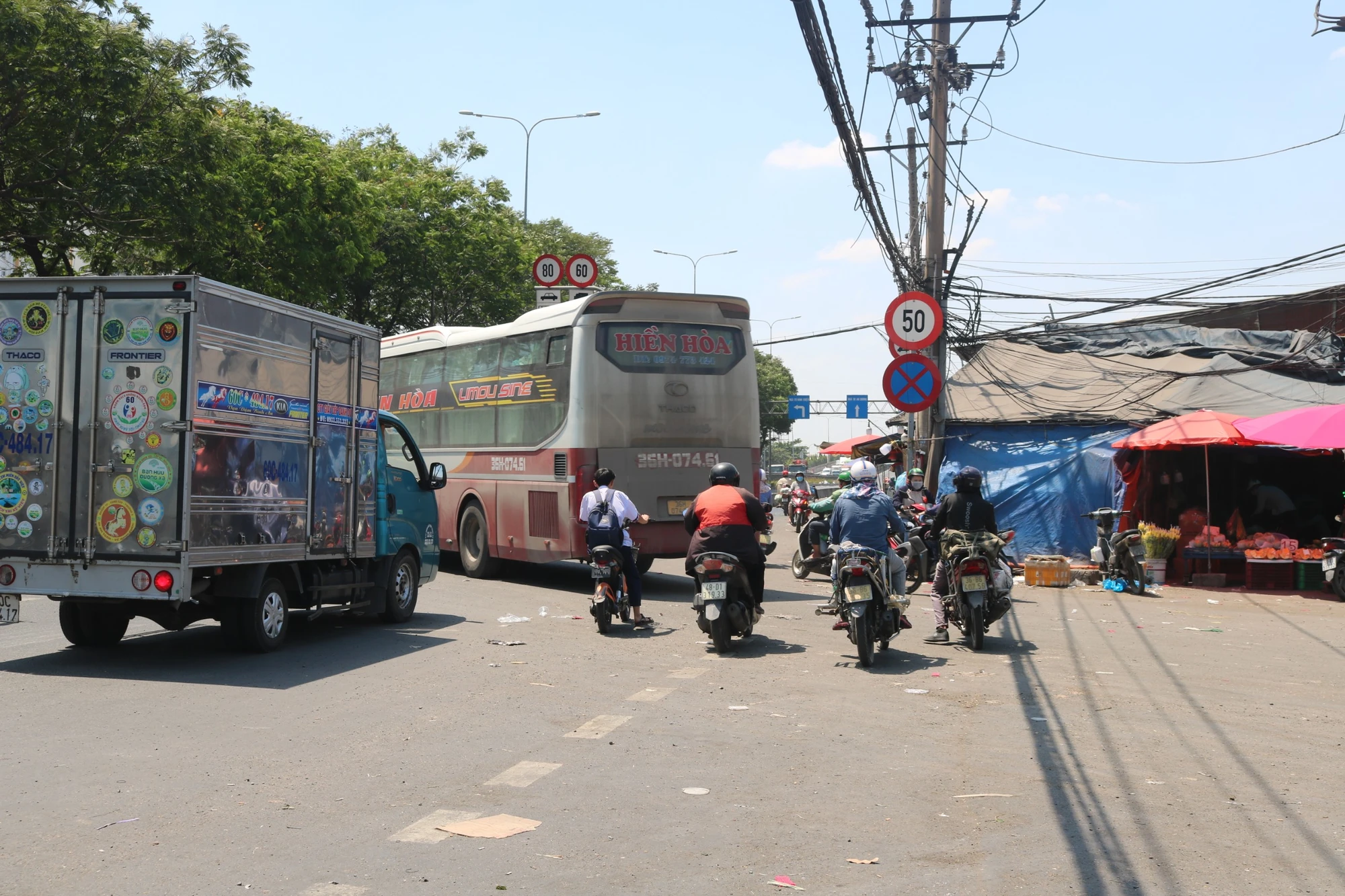 doan-duong-thuong-xuyen-co-xe-khach-xe-tai-chay-qua-lai.jpg