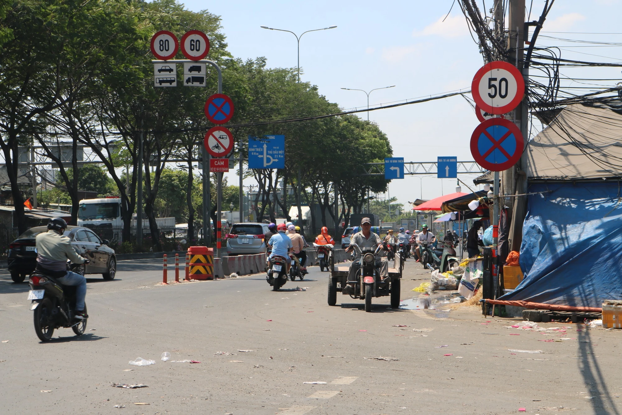 xe-ba-gac-chay-nguoc-chieu.jpg