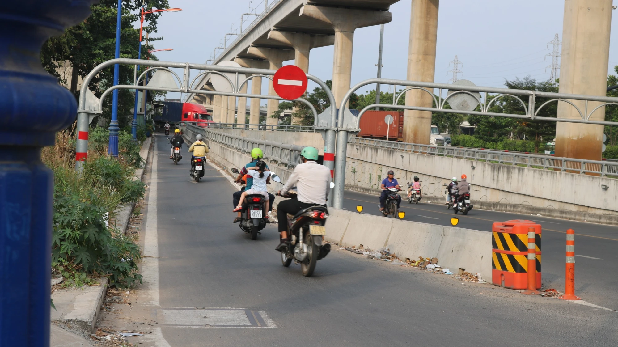 hang-xe-may-di-vao-duong-cam.jpg