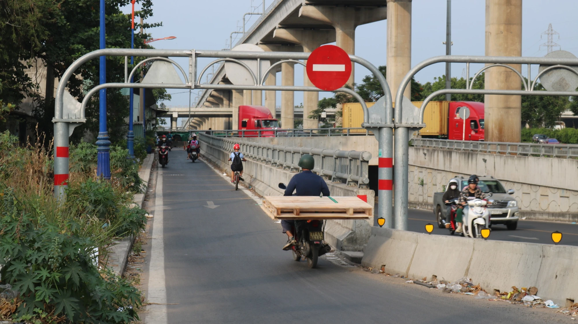 xe-cho-hang-cong-kenh-di-vao-duong-cam.jpg