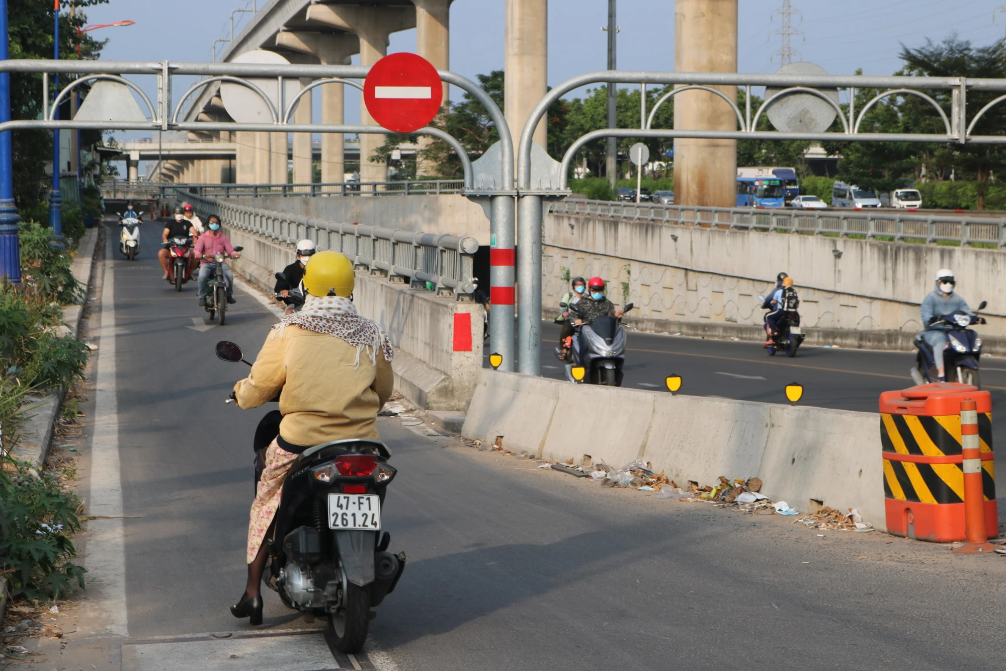 xe-may-chay-vao-duong-cam.jpg