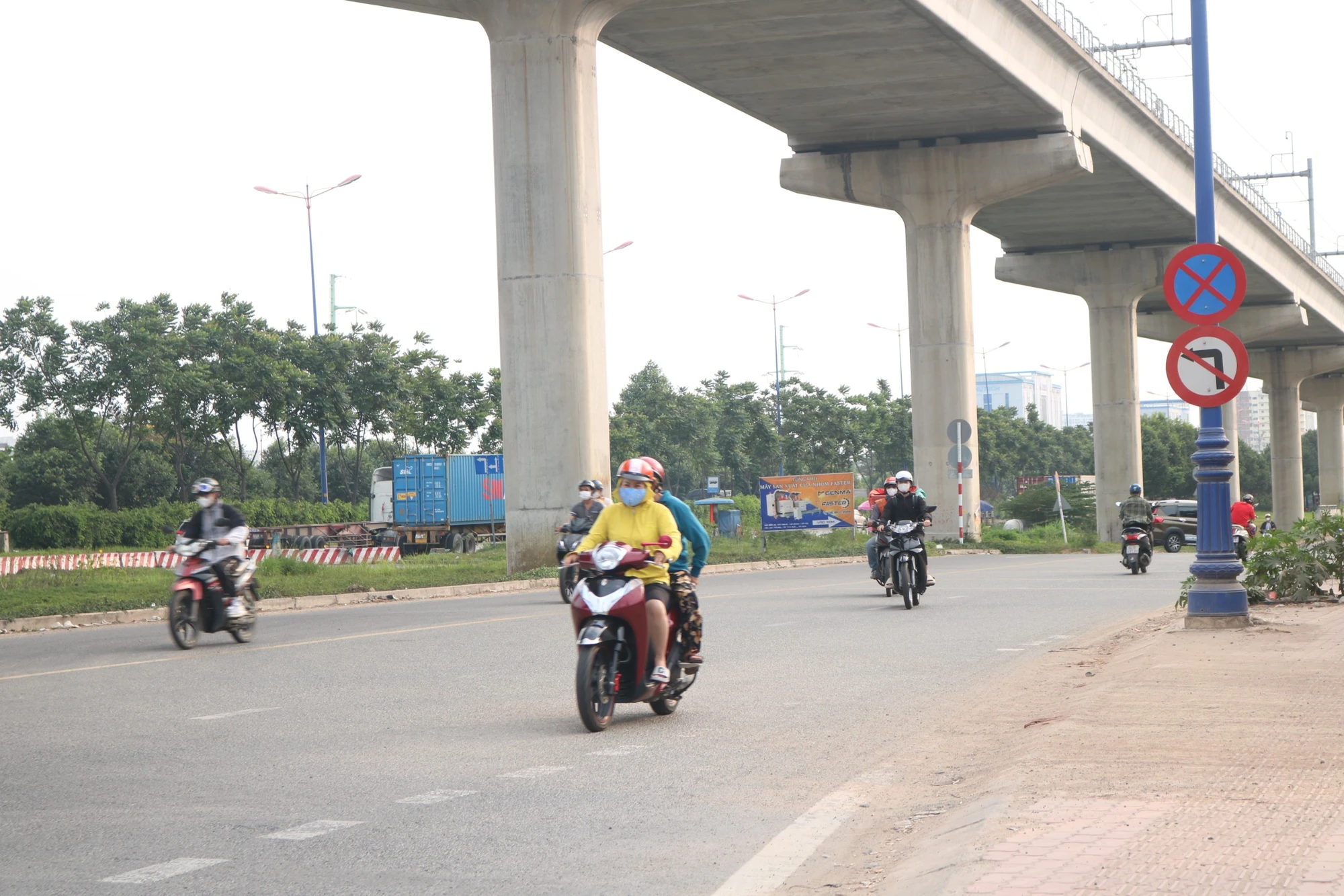 xe-may-chuan-bị-re-vao-duong-cam.jpg