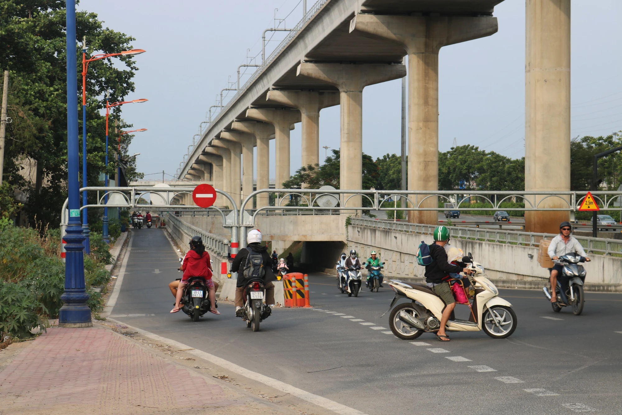 xe-may-đi-vao-duong-cam.jpg