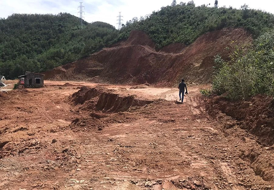 Vị trí khai thác đất trên đèo Ông Gấm. Vị trí khai thác đất trên đèo Ông Gấm.