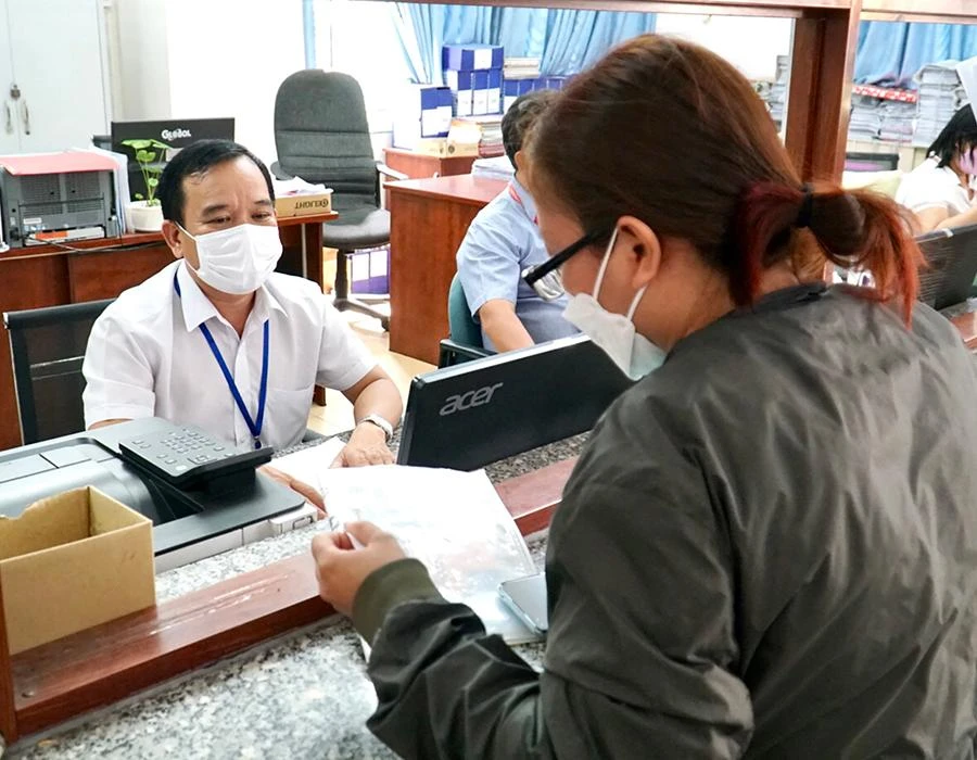 Cán bộ phường Bình Hưng Hòa A, quận Bình Tân, TP.HCM tiếp nhận một khối lượng hồ sơ lớn của người dân để giải quyết mỗi ngày. Ảnh: BẢO PHƯƠNG