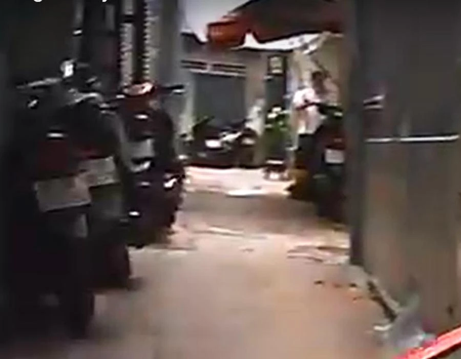 Sau nhiều lần quẹo xe máy, chúng tôi đến con hẻm cụt, nơi có nhiều người bán ma túy. Ảnh: TÂN - YÊN Sau nhiều lần quẹo xe máy, chúng tôi đến con hẻm cụt, nơi có nhiều người bán ma túy. Ảnh: TÂN - YÊN