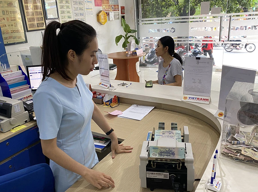 Ngân hàng Nhà nước yêu cầu các ngân hàng phấn đấu giảm lãi suất cho vay để phục hồi và phát triển kinh tế - xã hội. Ảnh: HOÀNG GIANG Ngân hàng Nhà nước yêu cầu các ngân hàng phấn đấu giảm lãi suất cho vay để phục hồi và phát triển kinh tế - xã hội. Ảnh: HOÀNG GIANG