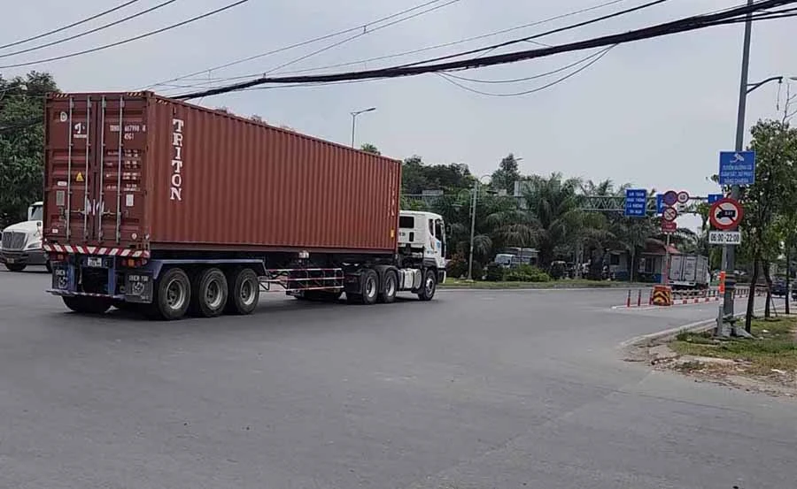Xe đầu kéo50H-118.39 chở thùng container loại 40 feet chạy qua biển cấm trong KCN cao. Xe đầu kéo50H-118.39 chở thùng container loại 40 feet chạy qua biển cấm trong KCN cao.