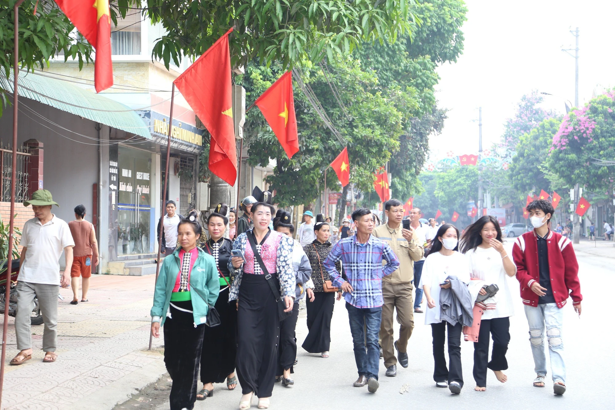 Hinh-P12,13_Chan trang.jpg
