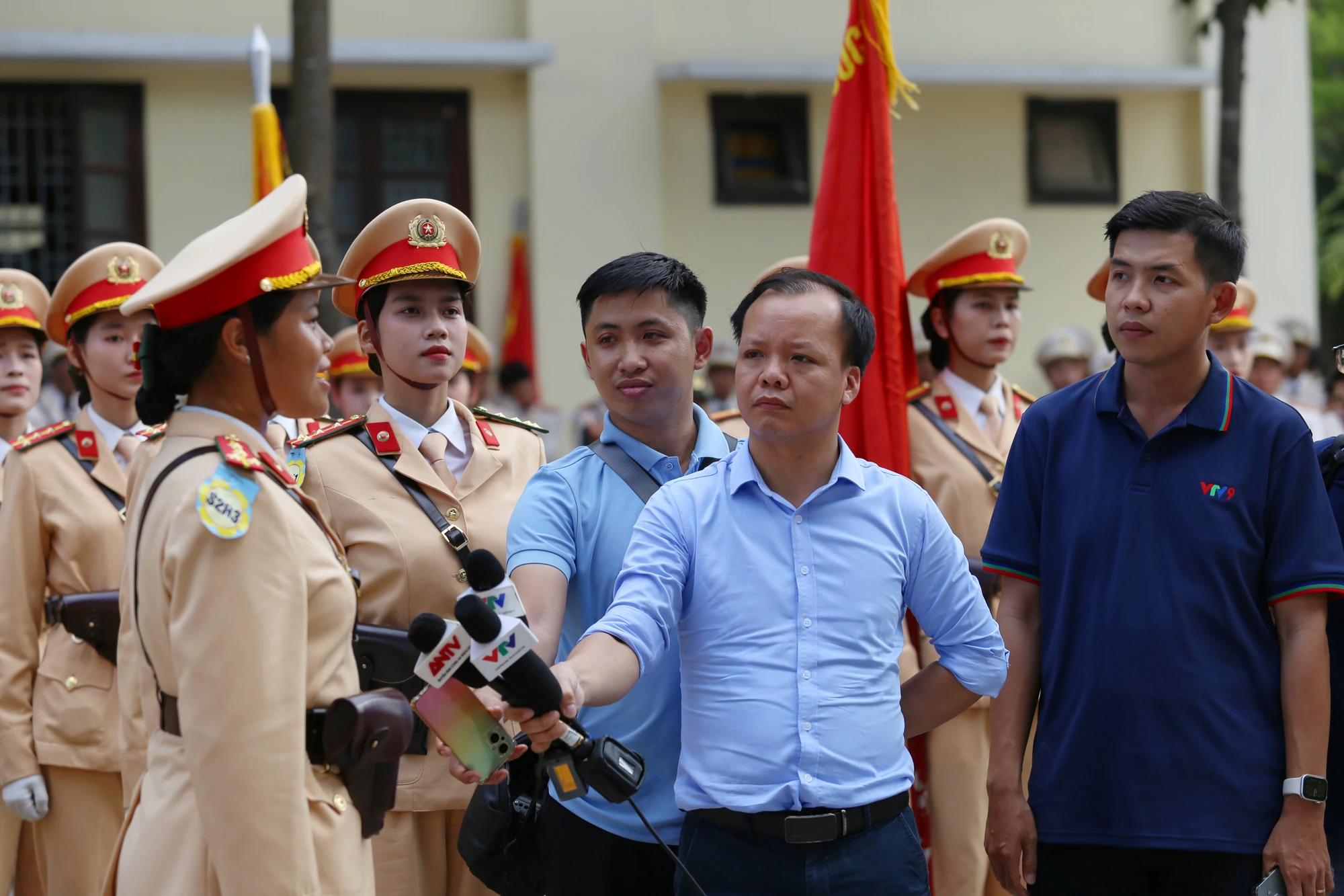 p6-7-ANHTHAY-CUOICUNG.JPG