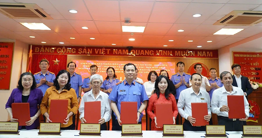 Ông Lê Văn Đông, Viện trưởng VKSND TP.HCM (giữa) đại diện VKSND TP ký quy chế phối hợp với 6 Hội có chức năng bảo vệ người yếu thế, thực hiện thí điểm Nghị quyết 205/2025/QH15 của Quốc hội trên địa bàn TP.HCM. Ảnh: ĐẶNG DƯƠNG
